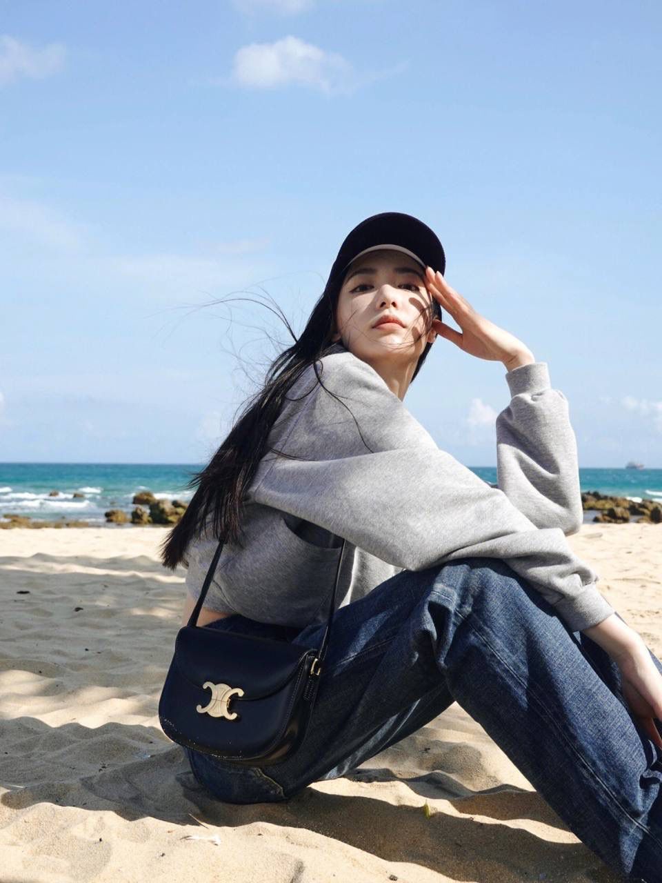 🔥大货实拍图 𝗖𝗘𝗟𝗜𝗡𝗘 ♥ 𝗧𝗘𝗘𝗡 𝗕𝗘𝗦𝗔𝗖𝗘肩带马鞍 型号：110413 尺寸：18.5*16*6cm 新款凯旋门马鞍包的材质是亮泽牛皮，包包本身就有高级的皮质光泽感，可斜挎也可单肩，我比较喜欢把带子收最紧单肩背，想可爱一点可以斜挎背都跟好看！🥰