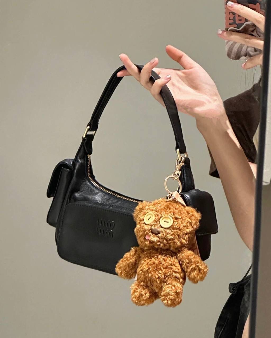 🈶黑色 𝗠𝗶𝘂𝗠𝗶𝘂机车口袋腋下包 不会还不知道吧？火出天际了姐妹们 难买程度不亚于保值系列，夸大了说哈哈 甜中带酷的叛逆街头感，一改往日的嗲味 上身辣妹机车风太帅了！飒倒一大片 小羊皮质感细腻柔软，但包型很立挺 多个口袋大小不一，就像分纳区 即有装饰元素又实用的宝藏单品啊 个性不羁真的很爱，请焊在身上好吗？！ 21×12×6cm，#F0005m