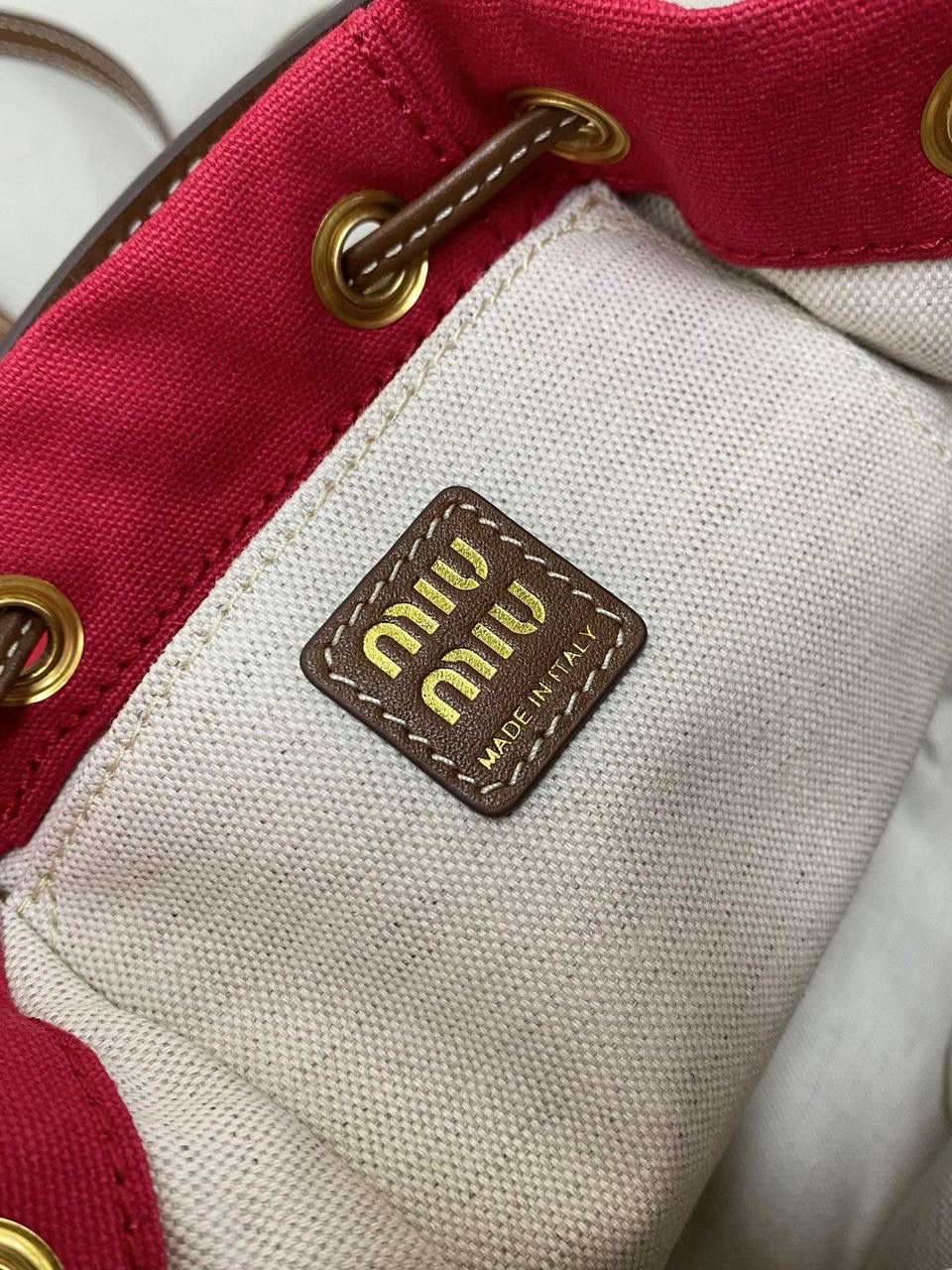 🈶帆布红，小号 𝐌𝐢𝐮𝐌𝐢𝐮 双肩包 喔噻！缪缪终于出双肩包了！ 超级经典的款，配色也是无敌了 多个口袋设计非常复古学院风，青春洋溢！ 五金质感超绝，带有微微做旧的复古磨砂感 这种材质耐用度极高 帆布版俩个颜色都好看！正红色，越看越爱是最最最推荐的 ！ 总的来说夏天就是要拿个亮色的出游 轻便实用 小号：18×22×11.5cm #F0060m 大号：25x29x12.5cm