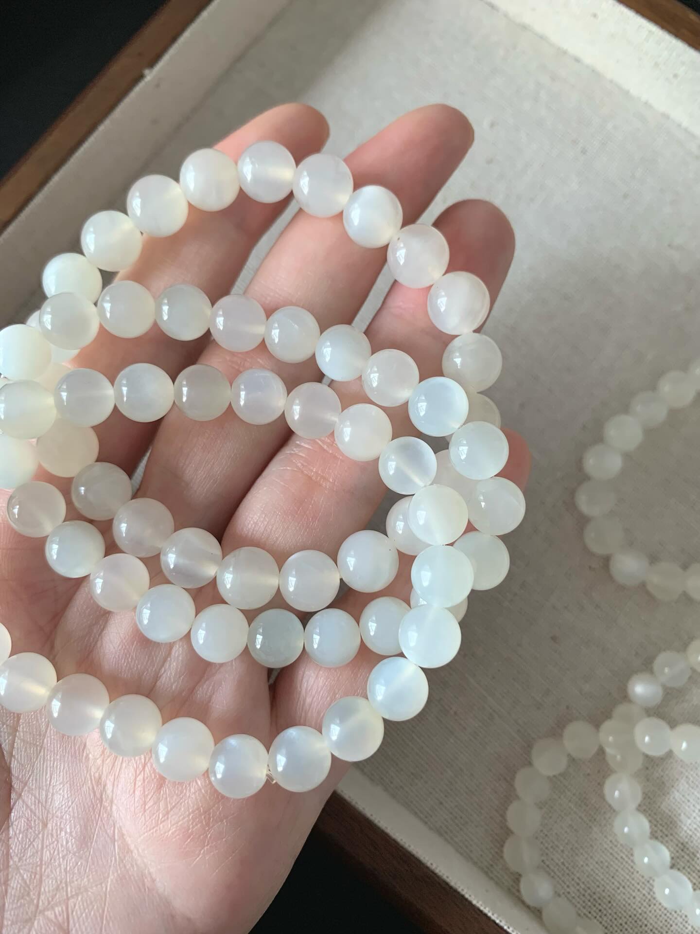 高货白月光 ｜High grade Moonstone 6mm RM68 8mm RM78 提升睡眠品質 協助處理焦慮和急躁情緒，讓身心放鬆 有助於增進個人魅力，散發柔和的氣息，增加愛情運 放下一些情緒上的偏執，學習用愛付出，增加包容心 增加「第六感」，加強直覺和靈感力Moonstone acts as a protective shield, especially for travelers, by deflecting negativity and easing emotional trauma.#moonstone #crystal #crystalhealing #crystallove #crystaljewelry #crystalenergy #白月光 #白月光手串 #马来西亚水晶网店 #天然水晶 #水晶手串 #gemstone #naturestone