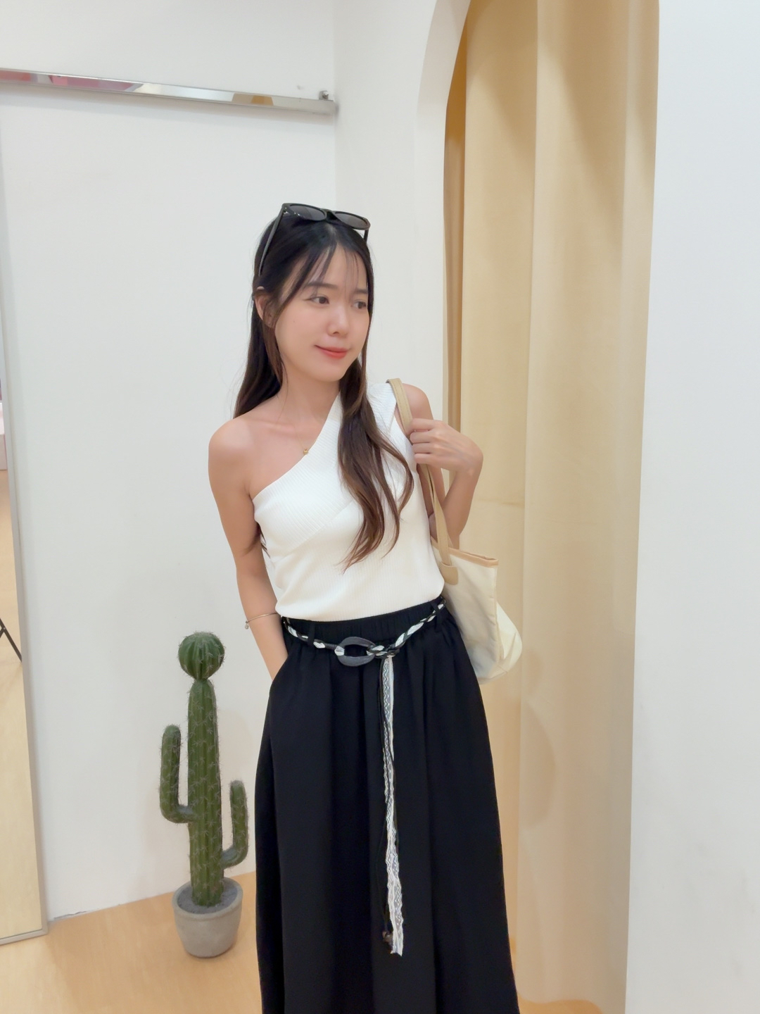 高级感斜领露肩冰丝针织背心上衣 R3074