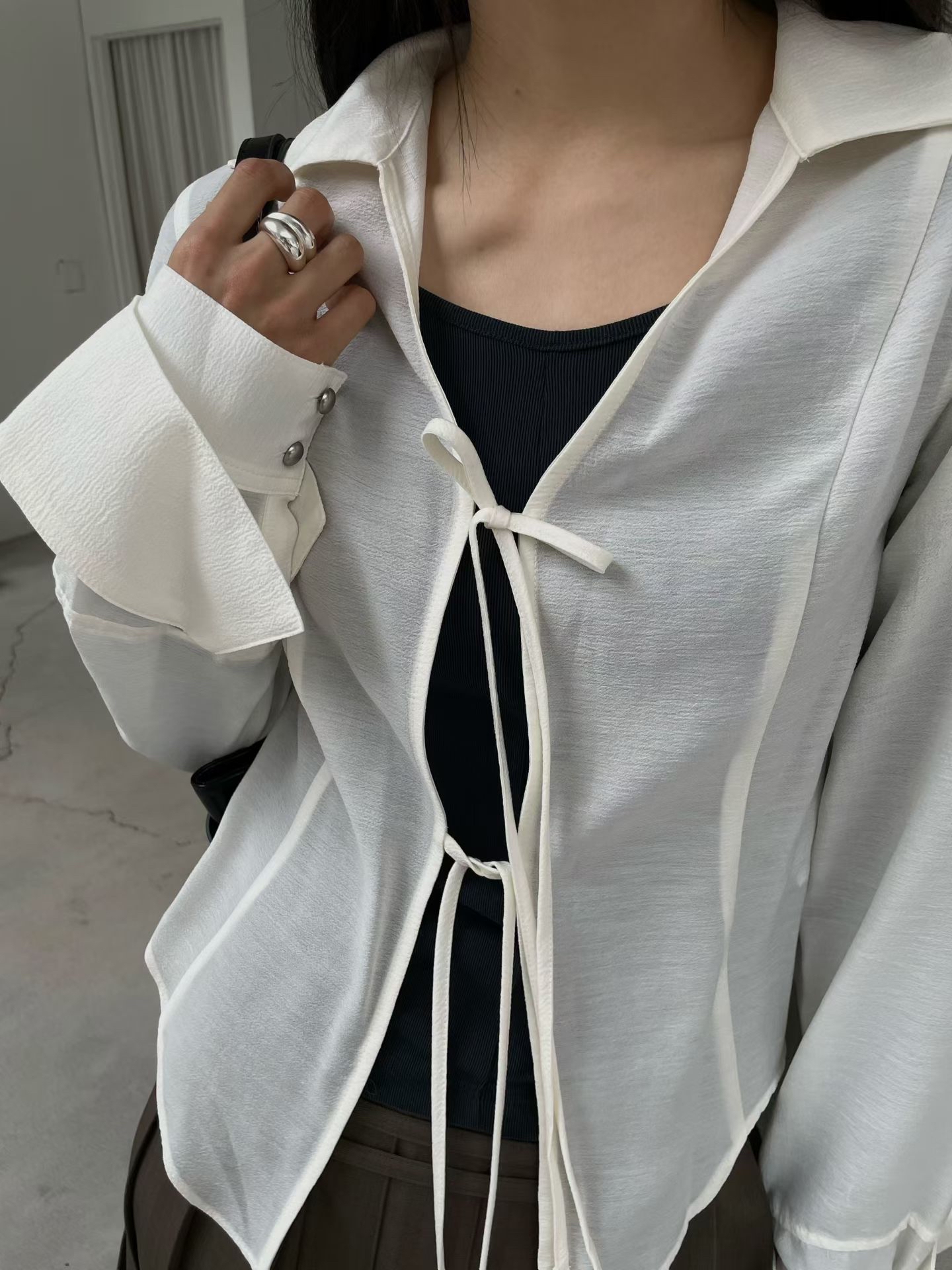 MILAE 翻領雙綁帶弧形下擺長袖襯衫