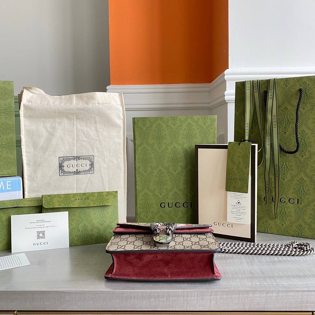 👜独家特级正品品质 g的经典之作，新包装！421970小号酒神包，20165cm！颇具结构感的迷你包，高级人造革花朵图案中配以织纹虎头马刺扣滑动链条包带有多种背法，可在肩背和手提之间自由转换. 附带️全套最新绿色系列环保包装✨🔥