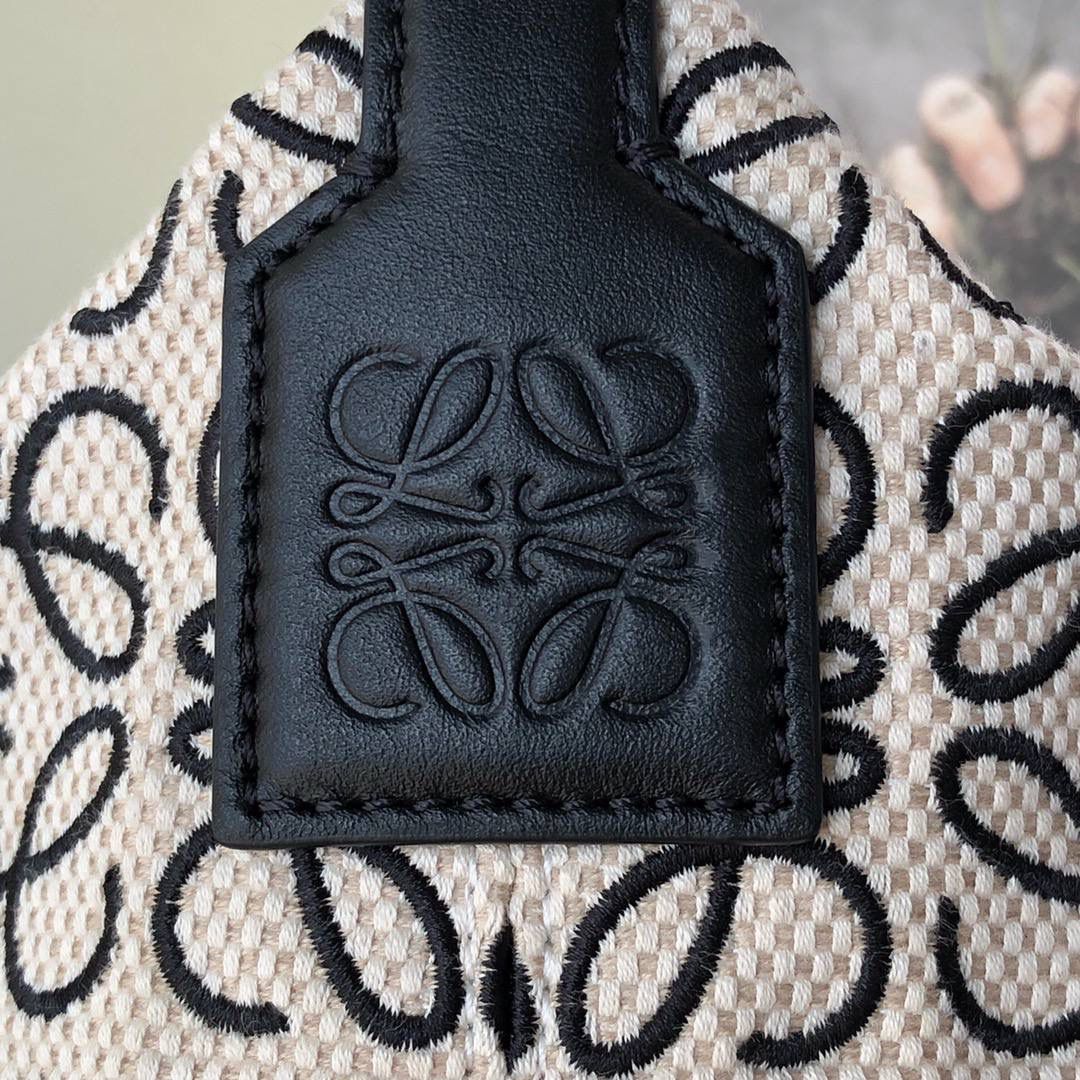 * 𝘊𝘶𝘣𝘪 𝘈𝘯𝘢𝘨𝘳𝘢𝘮 提花布手袋✌️ 小号尺寸:21-12-17cm（顶部宽处25cm） 编码:652104黑白/布 包包面料挺括度适中，没有固定形状 ，背上出门慵懒氛围感十足😘，肩带可以调节，伸缩至腋下背，单肩，手拎皆可