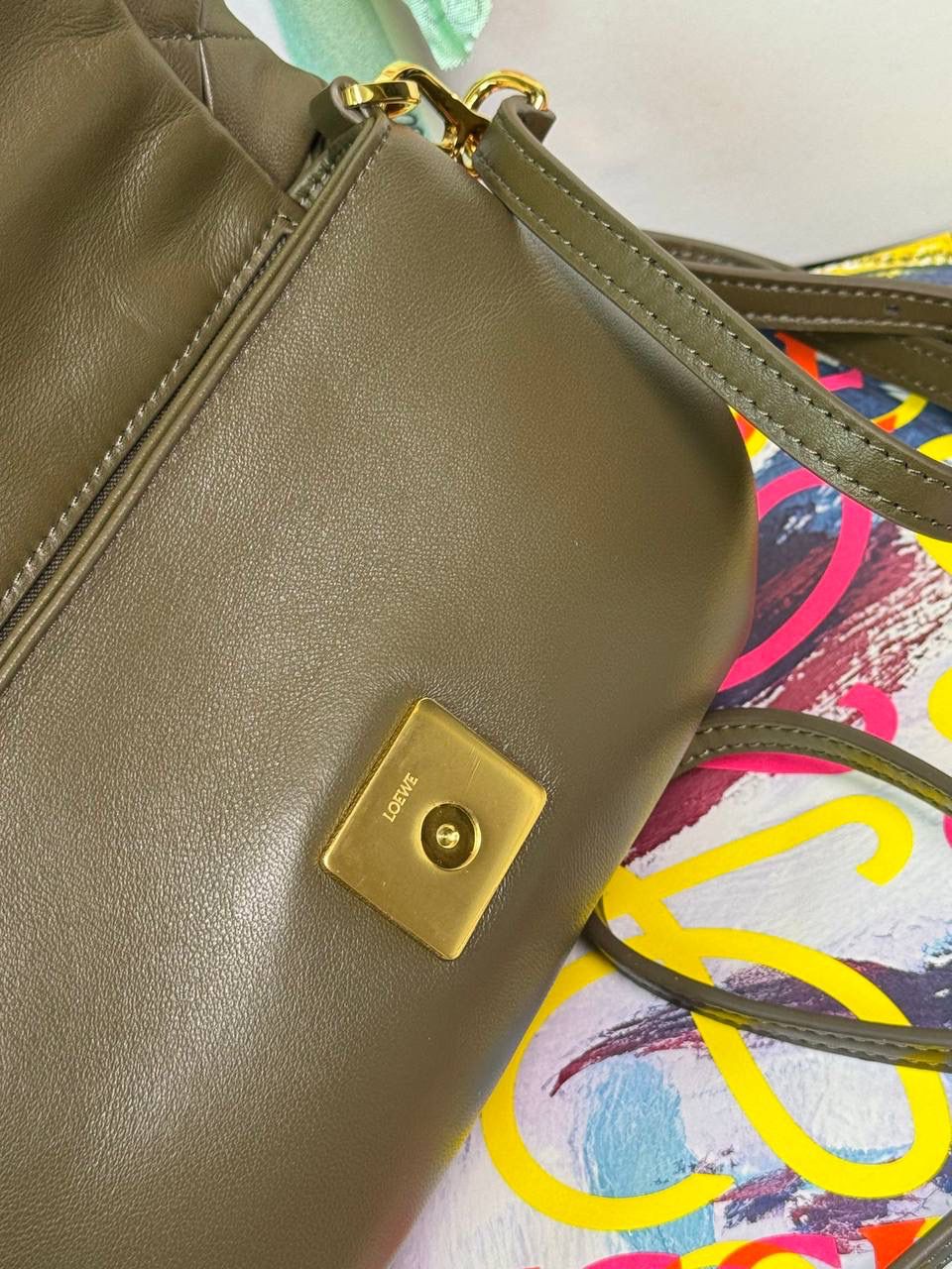 👉🏻小号羊皮【𝘗𝘶𝘧𝘧𝘦𝘳 𝘎𝘰𝘺𝘢】 —深卡其绿❤️到货✅ 编码：262122 尺寸：𝟐𝟎-𝟔-𝟏𝟑𝐜𝐦 ❤️采用轻柔纳帕小羊皮，经过裁剪、缝制和手工编织制成，内里一个主要隔层和一个拉链口袋，磁扣开合。 ❤️配有可拆卸可调节的皮革带子。可肩背或手拿。