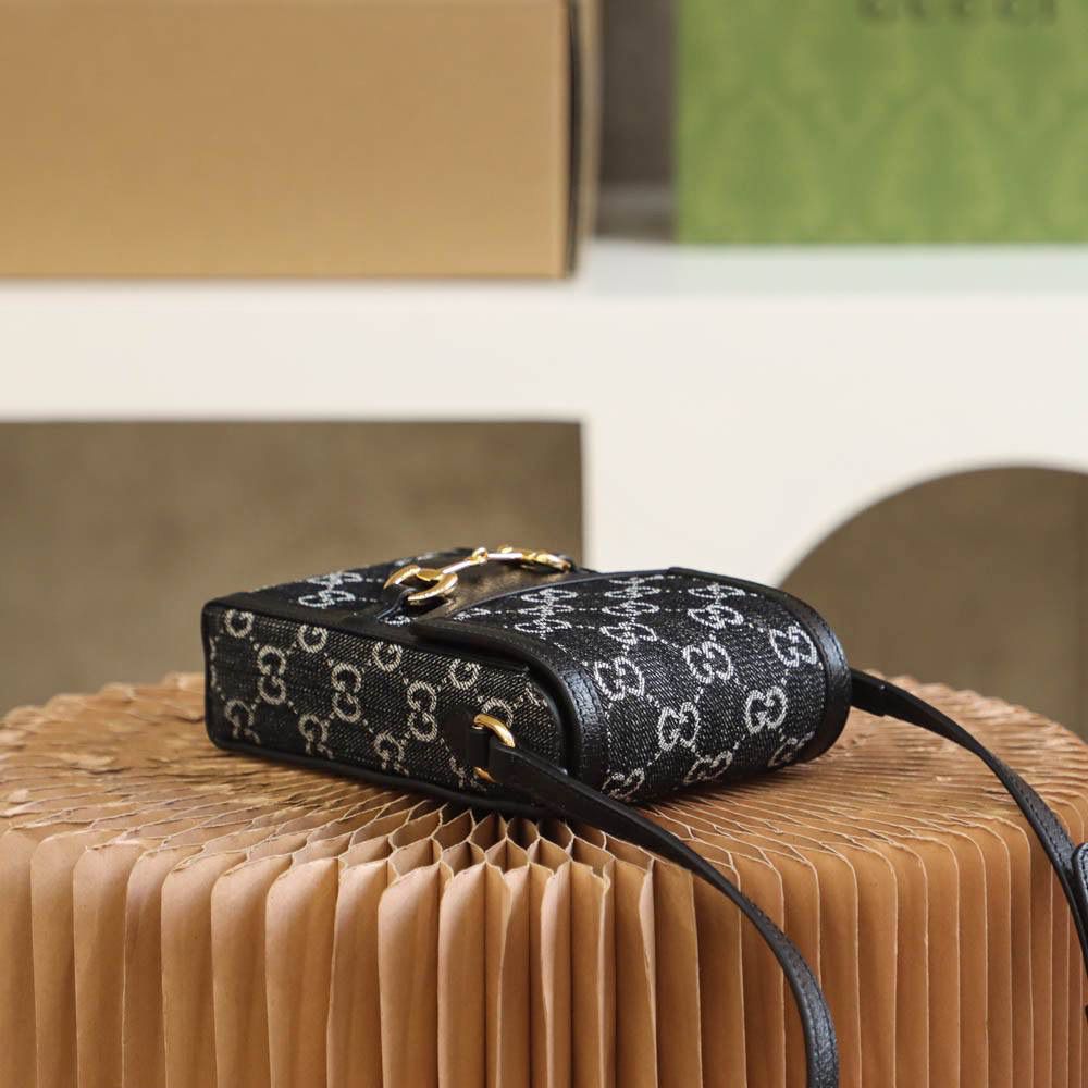 𝟏𝟗𝟓𝟓 𝐃𝐞𝐧𝐢𝐦黑丹宁【全铜版#625615#】 ▪️尺寸：11.5*17*4cm▪️ 马衔扣𝟭𝟵𝟱𝟱手机包之新色酷酷黑丹宁，第一眼看到就被这只酷炫的黑单宁所吸引了，酷炫的黑色百搭，搭配牛仔元素， 实在是又酷又百搭，一眼心动的高颜值，黑色丹宁真的是眼前一亮，背上是酷酷的感觉，酷女孩必备神器，超级百搭帅气！🔥🤟🏻