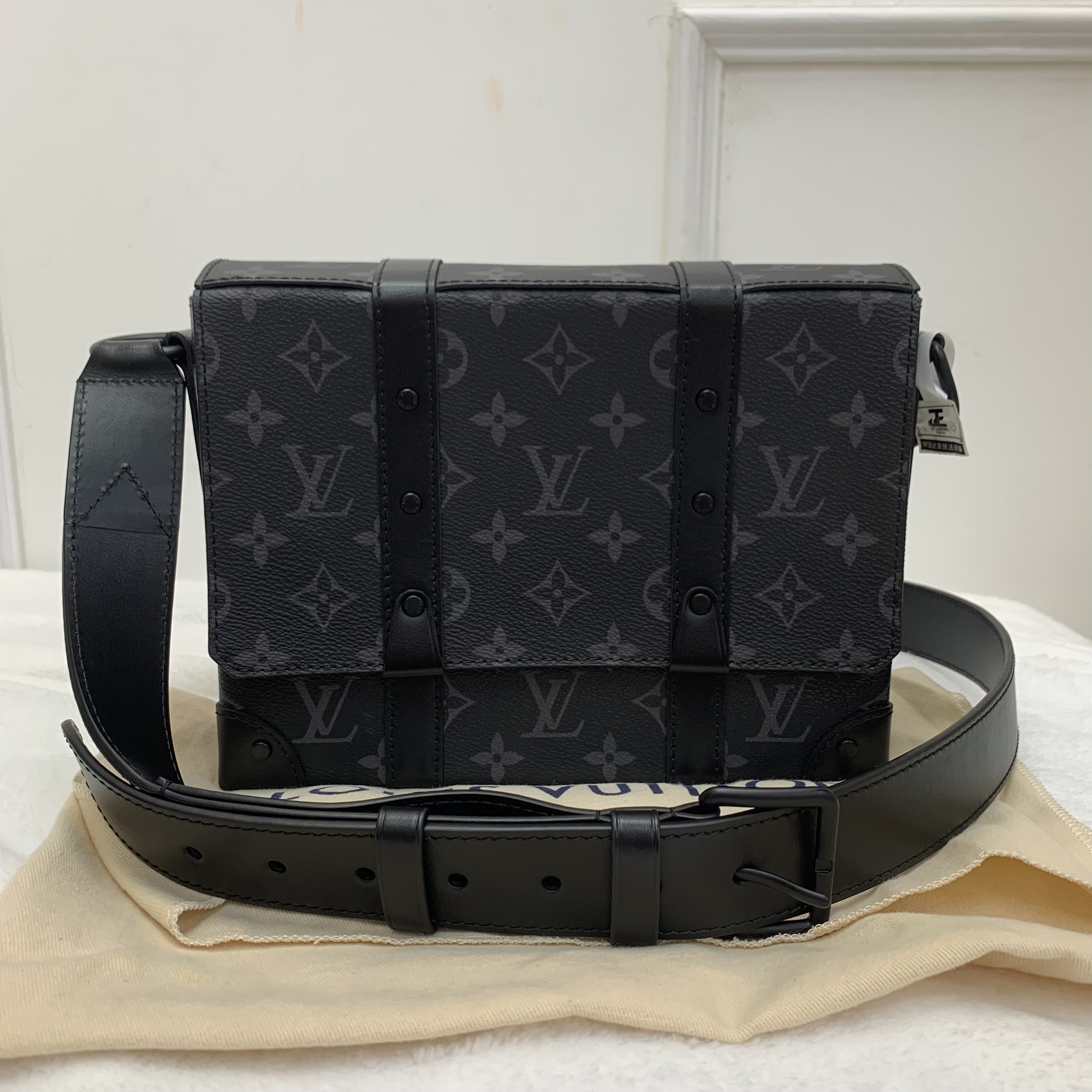 Louis Vuitton Monogram Eclipse Trunk Messenger（M45727）黑灰色老花郵差包
