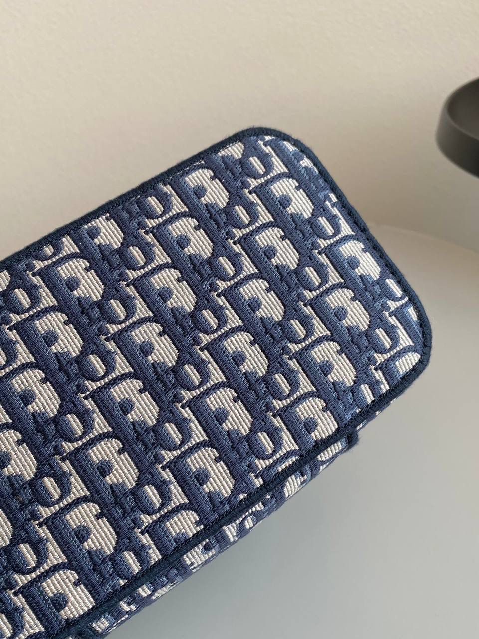 🈶化妆包，大号 𝗗𝗶𝗼𝗿 𝗢𝗯𝗹𝗶𝗾𝘂𝗲化妆包/洗漱包 每个女孩子都需要拥有的超级能装化妆包！经典的老花帆布刺绣颜值超高 ，容量巨大到瓶瓶罐罐都没问题！边惊讶边感叹这也忒能装了！旅行在外一包搞定！便捷式手提设计日常还可手拎凹造型不要太酷了！ 23.5×14×18.5cm #M915m