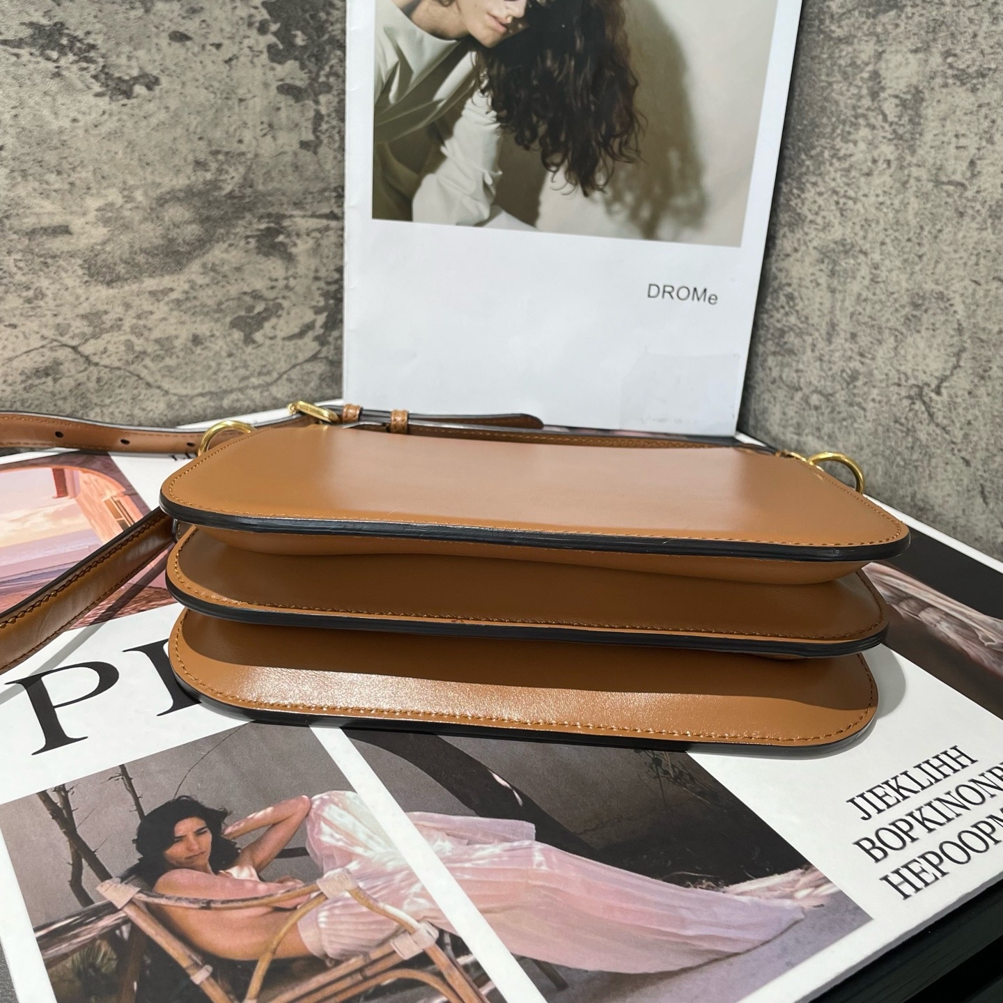 【預訂貨品】FENDI焦糖色金扣風琴包