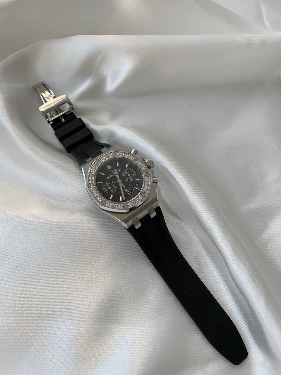 爱彼女款、小红书爆款，喜欢大表盘的女生、必备款，表盘37MM、蓝宝石防刮花玻璃，316精钢表壳、纯手工镶嵌32颗莫桑钻、搭配瑞士多功能石英机芯精准走时，表带采用进口橡胶工艺，佩戴舒适不过敏、折叠扣设计，佩戴便捷，数量有限，先到先得，多种色系，穿搭任选！