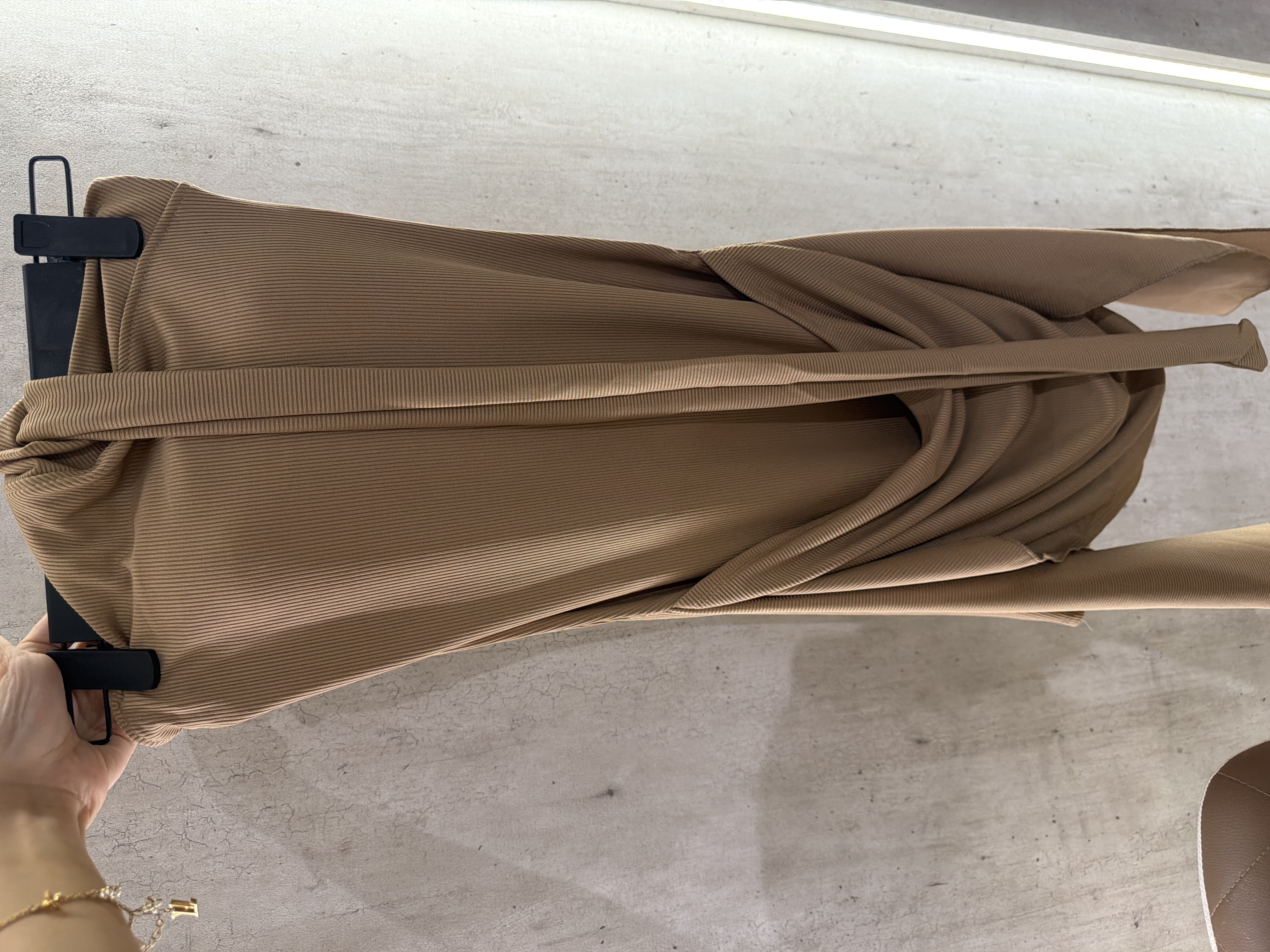 卡其色露背緊身迷你連身裙，垂褶細節