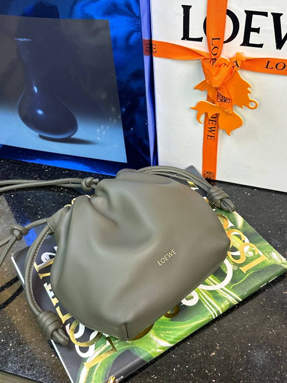 🎈迷你链条款𝙁𝙡𝙖𝙢𝙚𝙣𝙘𝙤 𝙋𝙪𝙧𝙨𝙚羊皮 ——【卡其绿】 尺寸：𝟐𝟑.𝟓-𝟓-𝟏𝟕𝐜𝐦 编码：062347 👉🏻延续福袋收缩绳褶皱设计，羊皮包身手感细腻柔软❤️ 👉🏻链条肩带➕皮肩带的双肩带设计，时尚百搭，给足了集美们多样化的选择。肩带可拆卸可调节，磁扣开合，正面烫金𝙇𝙤𝙜𝙤，呈现出高贵典雅的视觉感😍 👉🏻独家背景➕独家品质➕独家全套砖柜礼盒套装，市场高端品质皆在我手✌🏻