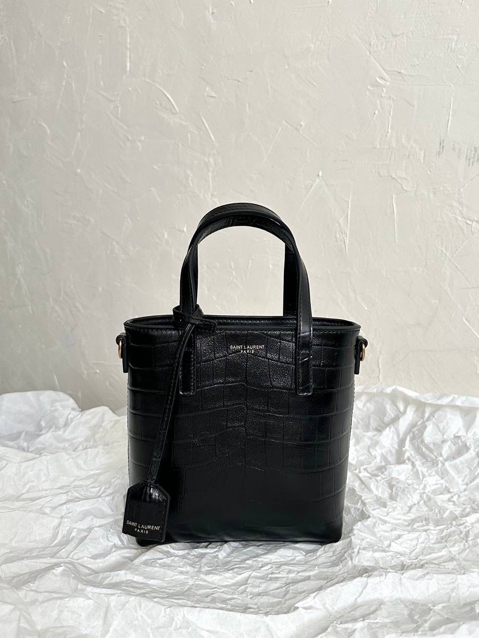 ys1 mini tote鳄鱼纹🐊 这只包在mini包中一定有它的一席之地 第一，它包身够小够可爱 第二，它容量够大够能装 第三，它鳄鱼纹压纹够抗造 就冲这三点，几乎没有哪个小可爱能打得过它 小手提➕可拆卸肩带的设计在实背性上也更出挑 没有槽点的小可爱，我超爱！！ 必须zp开发的啦，相似度看对比图！ 质量就请放心的交给我们哈！ 鳄鱼纹：18×17×8cm712367m