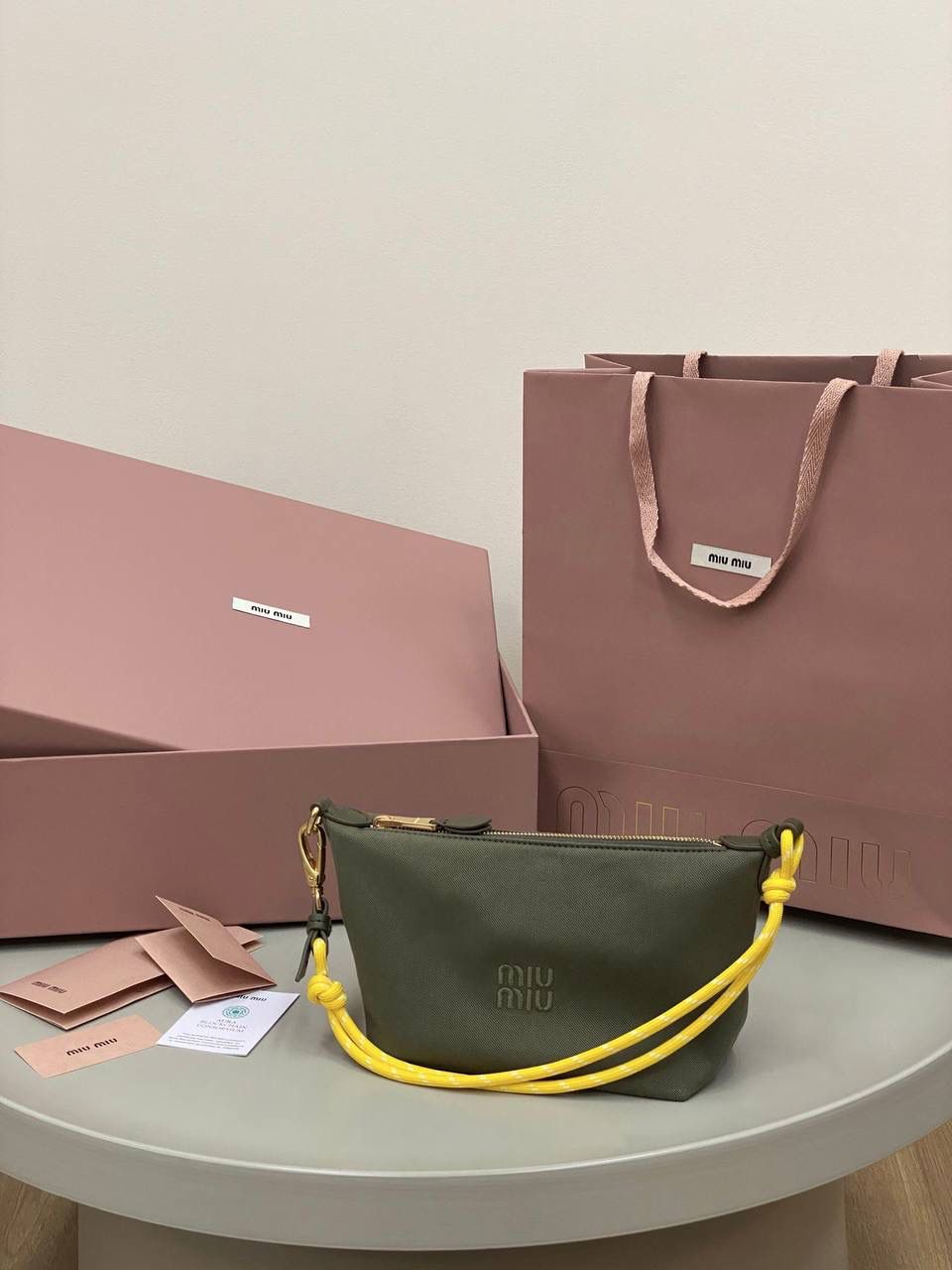 销量王🔥 𝐌𝐢𝐮𝐌𝐢𝐮饭盒包 橄榄绿 啊啊啊，好喜欢这个彩色的碰撞！ 帆布面料搭配撞色小彩绳直接封神了！！ 每个配色，简直就是锦上添花 不敢想象这个夏天背这只有多好看！ 容量就不用说了 很好装 还很耐磨 性价比也特别的高～ 时髦精必入这只好吗 绝对日常出门回头率超高的一只 抓紧冲吖！！！ 18.5×14×10cm #F0006m