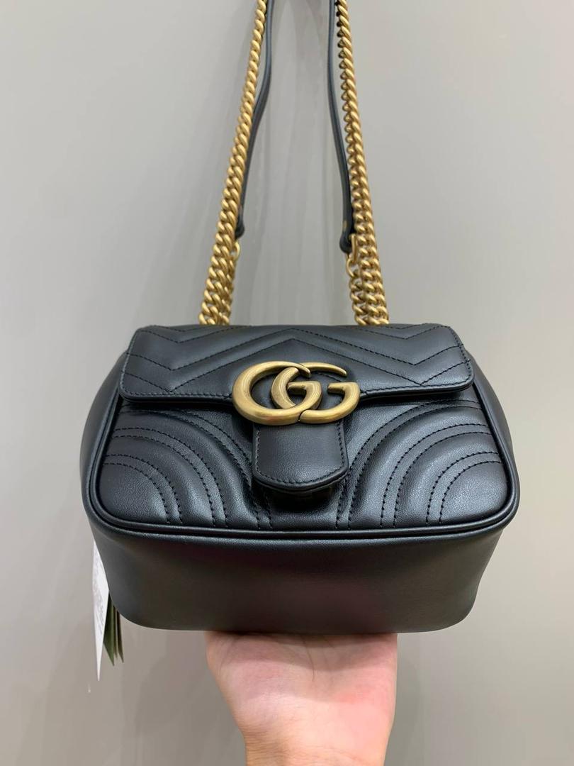 新背景实拍正品级 。Gucc1 marmont方胖子(原皮黑色)💕🤩 方胖子这名字真的太适合他本尊了，真的是胖墩墩的贼可爱，皮料质感也是贼好，版型跟之前经典款的有点差别，做法也不一样，所以出来的手感也相差蛮大的，这款的手感版型跟他名字一样，就是个胖子，皮料弹性很大，就是专柜的味道！！ 型号739682 尺寸18/15/8cm