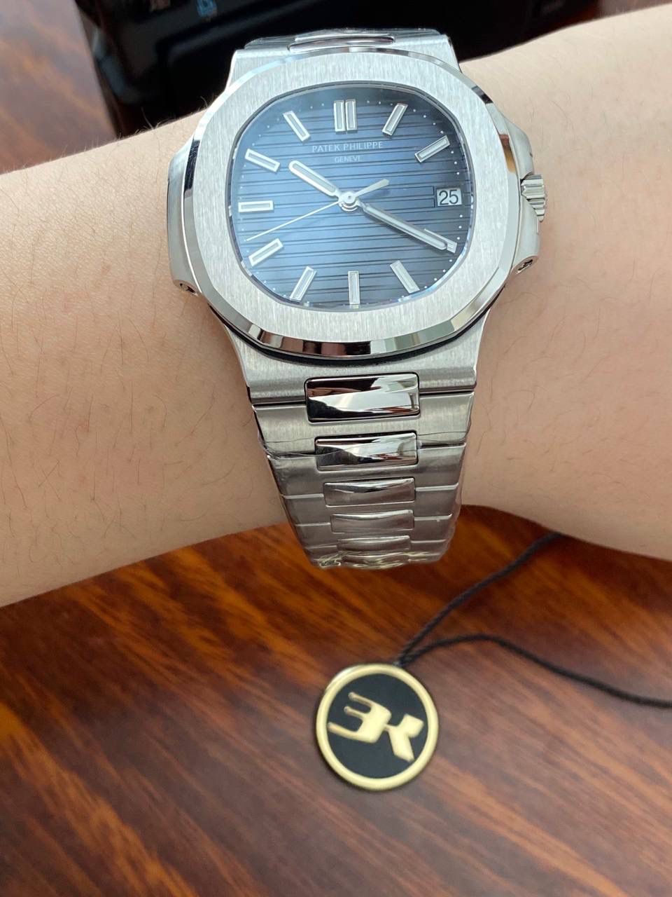 鹦鹉螺市场独家专用机芯，升级无噪音刻字版原版机芯🔥🔥 详细升级解读: 1.升级机芯全部精雕刻字，清晰不磨损，纹理做到极致。 2.升级自动陀片，采用瑞士超精密轴承，业界史无前例的安装陀片工艺。做到百分百降噪音。 3.原版机芯，无假夹版，无假摆轮，无假红宝石。WY-3k厂完整的复刻出3.3毫米的绝版高品质324SC机芯. 4..升级表盘刻度夜光超亮，而且整体做到和谐一致同步亮度。 5.鹦鹉螺经典蓝盘，目前改进与正品一致的颜色，秒杀其他工厂的表盘细节和做工。 6.日历窗口每一只手表做了水平正位，不出现偏斜遮挡。 7.把头调节档位顺畅度的多次调试，调试到最佳状态。使得升级版手雷调校时间和上链的手感畅顺 8.升级了整个手表厚度8.3毫米，完美实现全网最薄机械表，等同原装厚度。佩戴起来舒适无比。 9.重点强调324Sc机芯顺时针调日历，也就是由上往下调日历。注意辨析和正品一致。 10.调节时间的时候，拉表冠二挡。大秒针是不停止的。和正品也是一致。