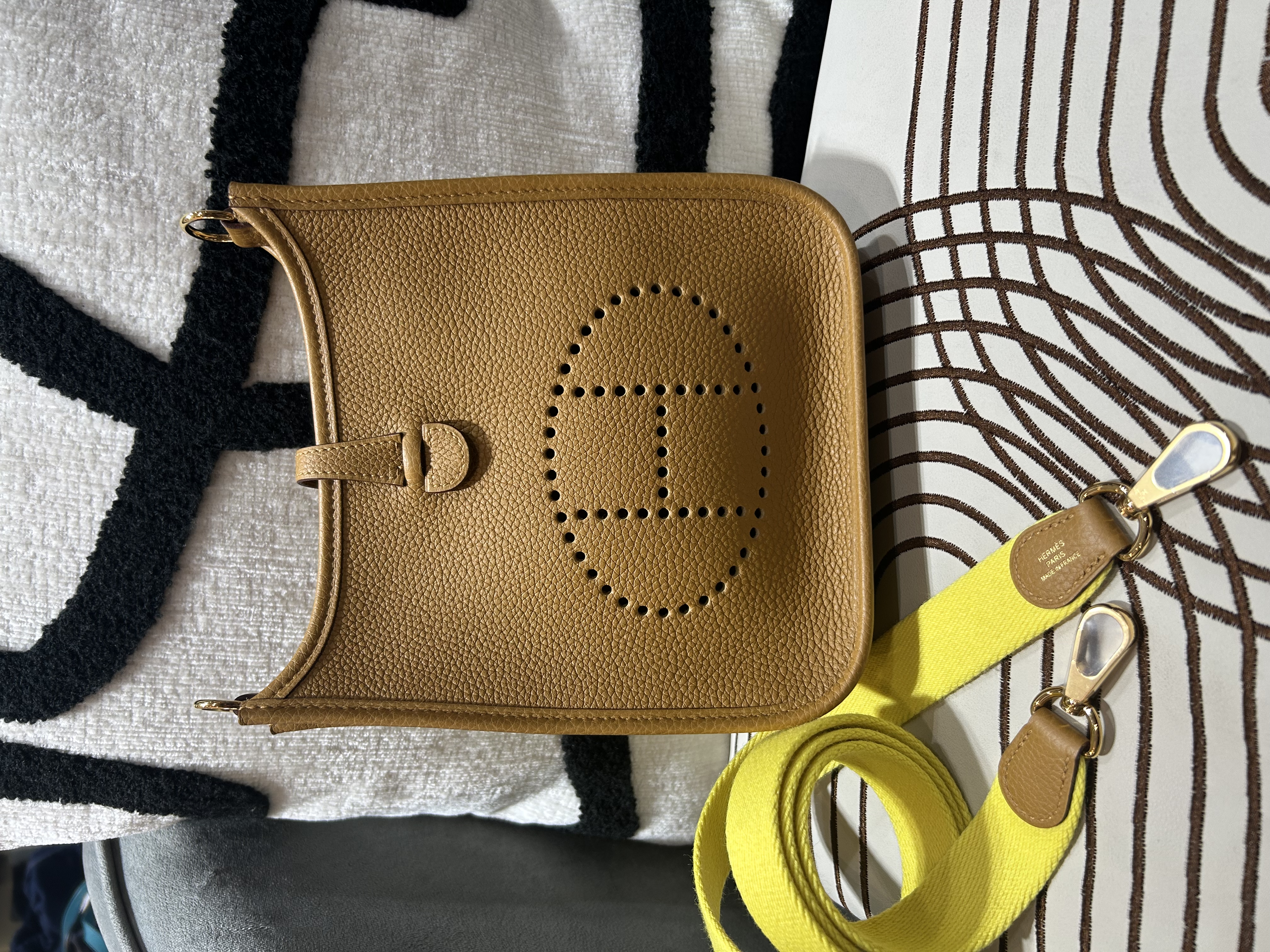 全新 Hermes mini evelyne ,芝麻色金扣 STAMP Z 100%Authentic ,全新未使用品  ✅strap ✅dust bag✅box