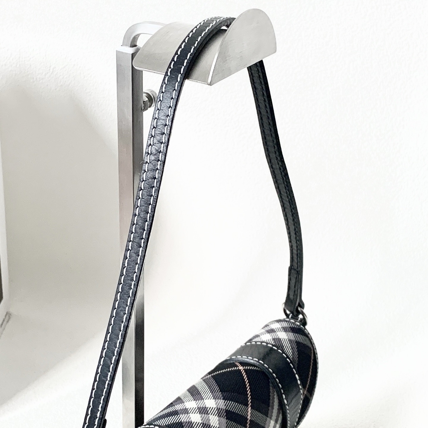 【預訂貨品】Burberry黑白格紋法棍包