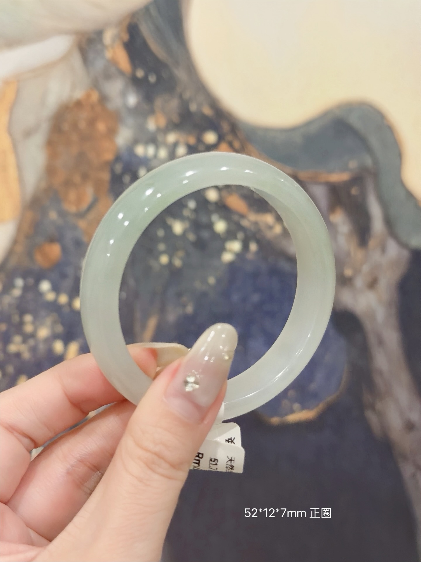 ✨晴底白月光 · 半山水翡翠手镯✨一半清透晴底，一半柔润白月光像山水之间的光影流转，温柔又有层次感这只不是普通的种水镯而是自带意境的半山水美感，内润起光，收藏级别的美镯📏产品规格	圈口：52mm（51/52/53合适）	宽度：12mm	厚度：7mm  镯型：正圈🛍️购买保障🇲🇾 马来西亚现货📜 附正规鉴定证书⏳支持3天鉴赏期✈️ 全球配送#马来西亚翡翠 #怡保 #吉隆坡 #新山 #新加坡