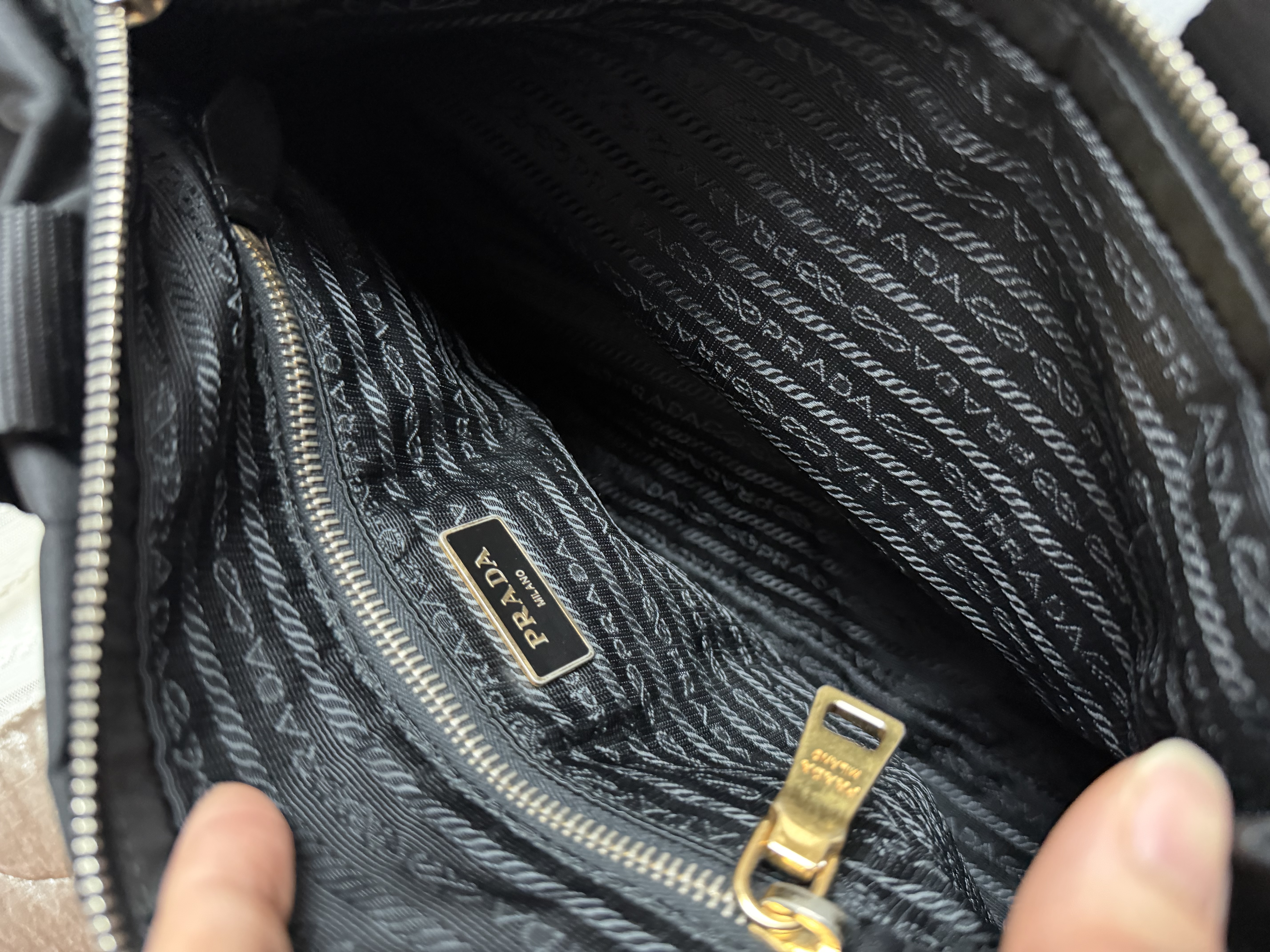 prada黑色 black re nylon bag with original strap