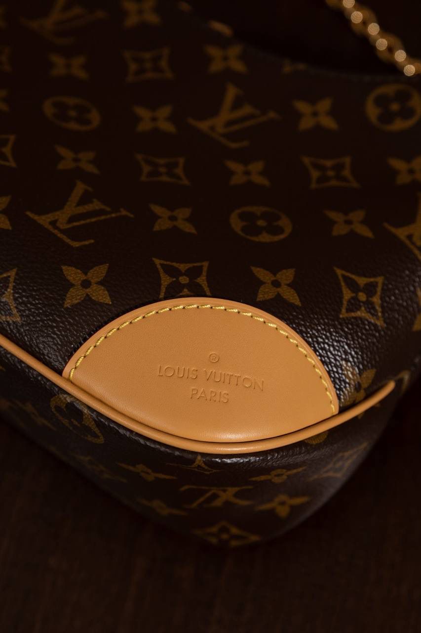 LV黄牛角😍 这款真的很火，一出就知道是爆款🔥 牛角包造型，小巧又可爱，但真的很能装，日常出门完全够用。 复古老花＋时髦设计，颜值超高，随便背都好看‼️ Size：29 × 16 × 9.5 cm 好看＋实用兼顾，真的属于那种买了不后悔的款💖