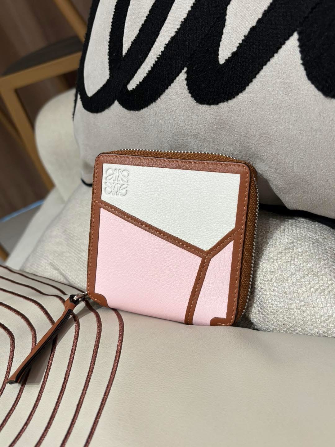 Loewe puzzle square wallet calfskin 100%Authentic ,98%new ✨✨專門店售價 $ 4 8 0 0  📣✨ 