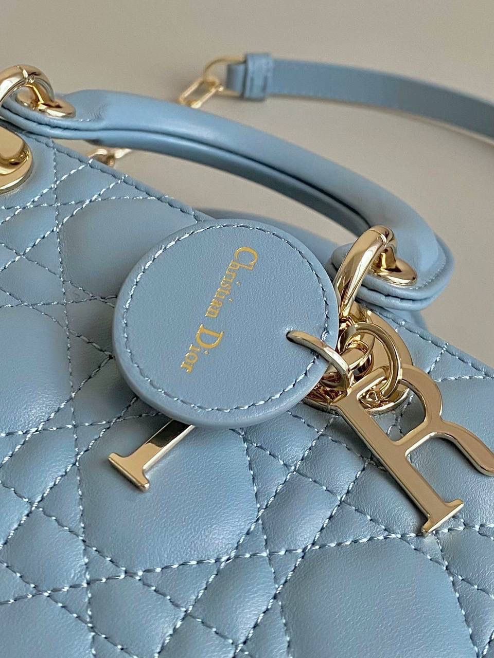 云雾蓝小号🩵🩵 𝗗𝗶𝗼𝗿 𝗗-𝗝𝗼𝘆 𝗯𝗮𝗴羊皮2023款，新色 时尚果然就是轮回，回归了一把中古戴妃 长方包形，短链条➕细长肩带直接封神！！ 复古时髦感超强，真是什么场合都可以把住 绝对是lady中的天花板了，强势出圈啦姐妹们😎 22.5×12×5.5cm