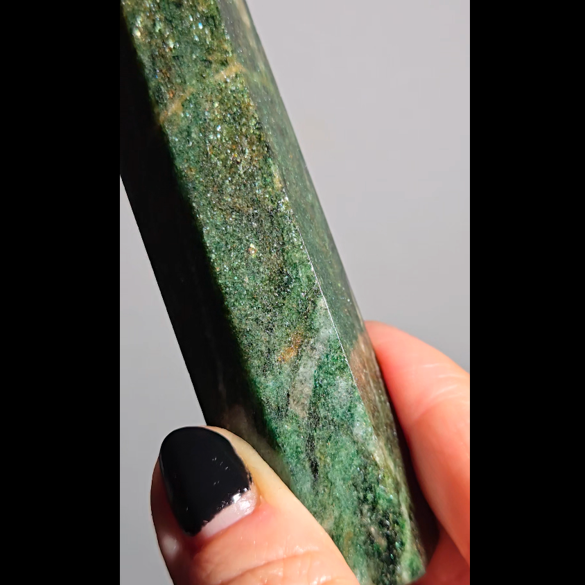 Green mica in fuchsite tower with natural marbling - MCA72