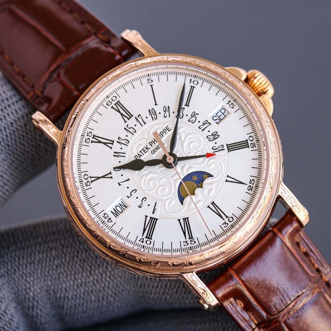 百达翡丽5159万年历腕表✨ 儒雅登场 38mm黄金尺寸+百搭表耳，大小手腕都适配，商务正装露半节超显贵气💼，上手舒适有分量，成功人士标配，戴出排面与底气🤩 ✅表壳精磨细造，温润如玉质感拉满 ✅冲压后盖衔接清脆，防水性能升级 ✅刻度指针贵金属电镀，质感更出众 ✅锅盖型微凸蓝宝表镜，通透辨时准 ✅贵金属钢印立体清晰，细节超规范 🔥定制Cal.324一体机芯｜更薄更稳，仿真度拉满 🎩意大利小牛皮表带+顶级灯笼表扣，通用原装，正装儒雅范儿拉满，人生赢家必备款！