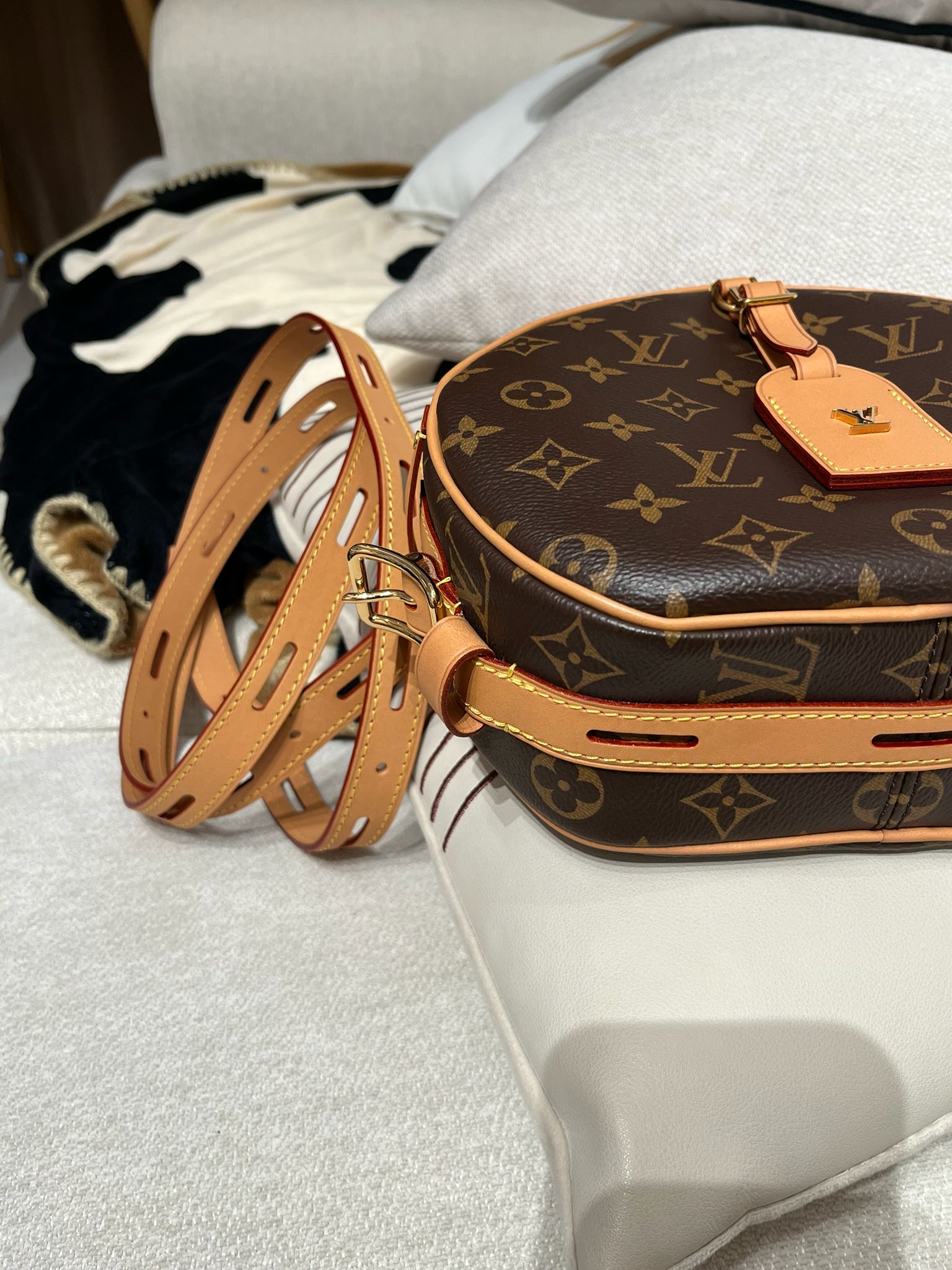 Lv Boite Chapeau Souple MM monogram crossbody bag  100%Authentic,99%new ✅tap ✅dust bag ✅box