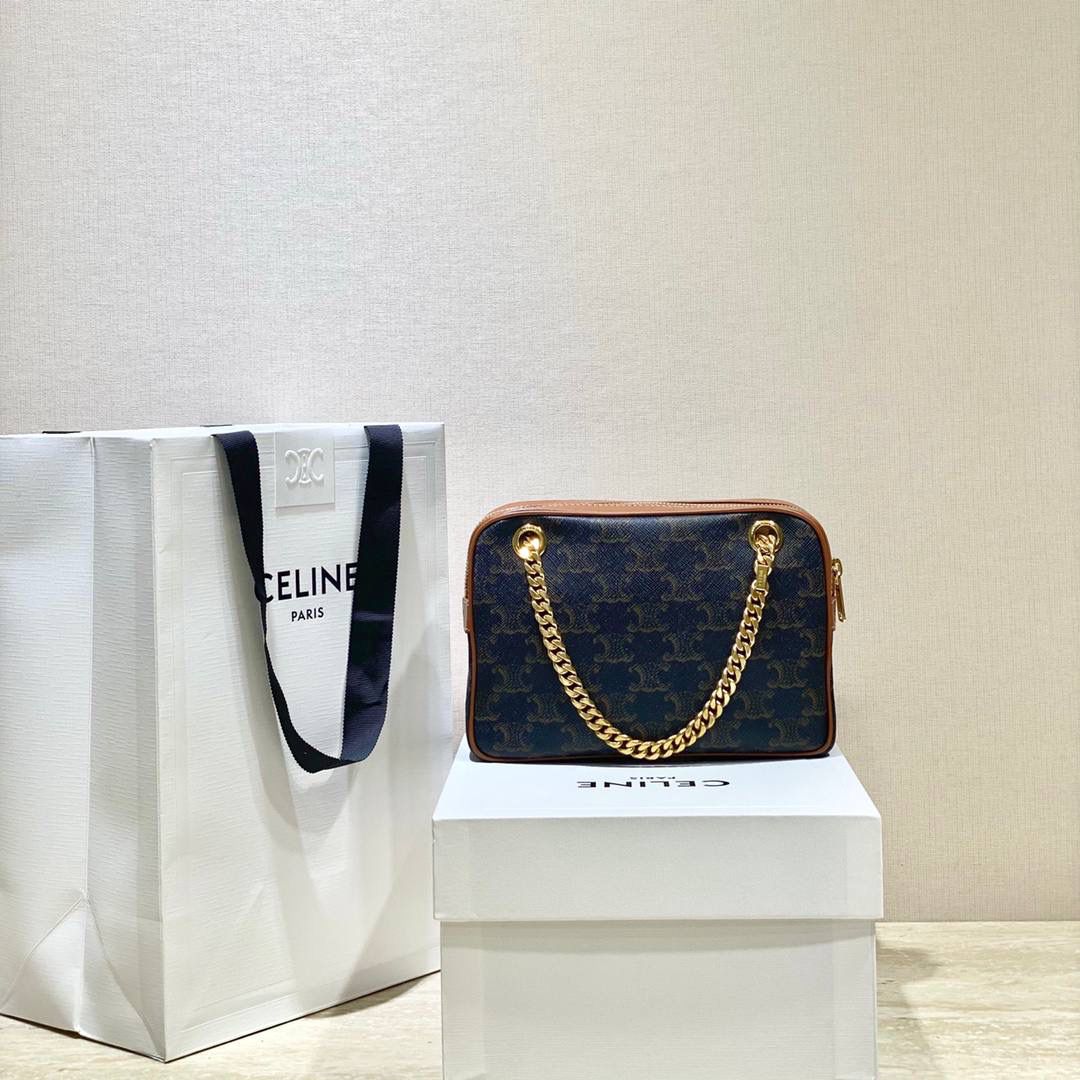 🔥大货实拍图 𝗖𝗘𝗟𝗜𝗡𝗘♥𝗖𝗔𝗡𝗩𝗔𝗦 𝗣𝗔𝗧𝗔𝗣𝗔𝗡𝗦 型号：196252 尺寸：20.5*15*4.5cm 不得不承认最近的Celine的老花系列有点Old Celine的味道，虽然不是皮的面料，但是很耐用，挎在腋下复古又文艺～目测会成为新一季爆款 🥳