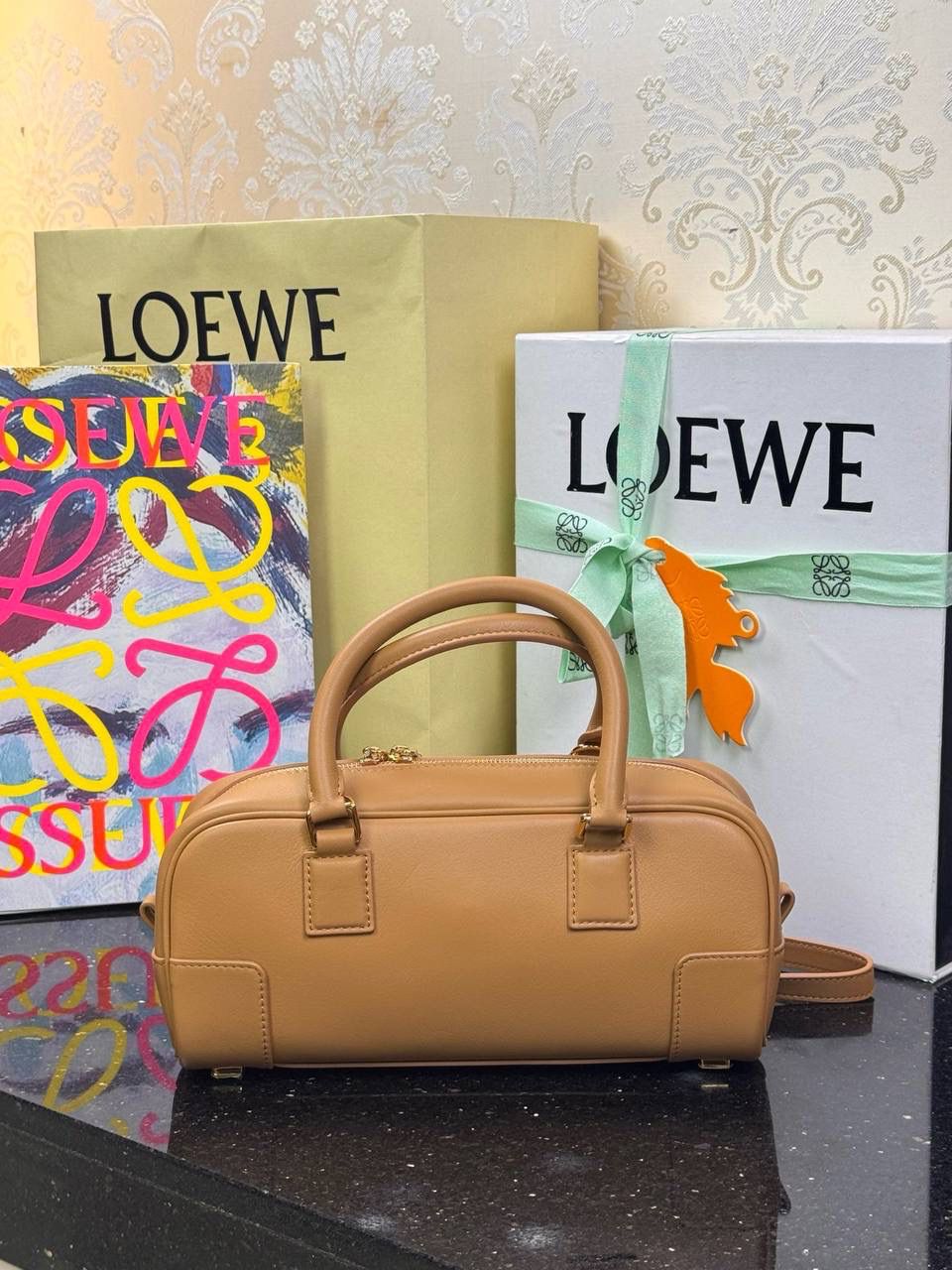 🎈𝗔𝗺𝗮𝘇𝗼𝗻𝗮 23 𝗖𝗿𝗼𝗽𝗽𝗲𝗱保龄球包 ——【杨幂同款‼️独家新品】 尺寸：𝟮𝟯-𝟏𝟏-𝟏𝟎𝗰𝗺 编码：012404 【配全套礼盒】 ❤️采用超柔纳帕小牛皮•延续标志性𝘈𝘮𝘢𝘻𝘰𝘯𝘢标识搭配小挂锁🔒作为新图标•重塑为修长法棍比例。 ❤️外部双拉链设计•搭配可调节可拆卸的长肩带•多样化背法😎容量大•小巧包型为当下时尚之追求。