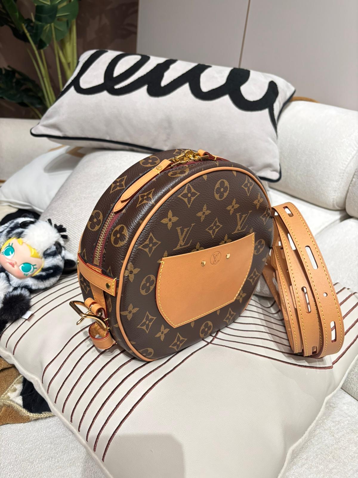 Lv Boite Chapeau Souple MM monogram crossbody bag  100%Authentic,99%new ✅tap ✅dust bag ✅box