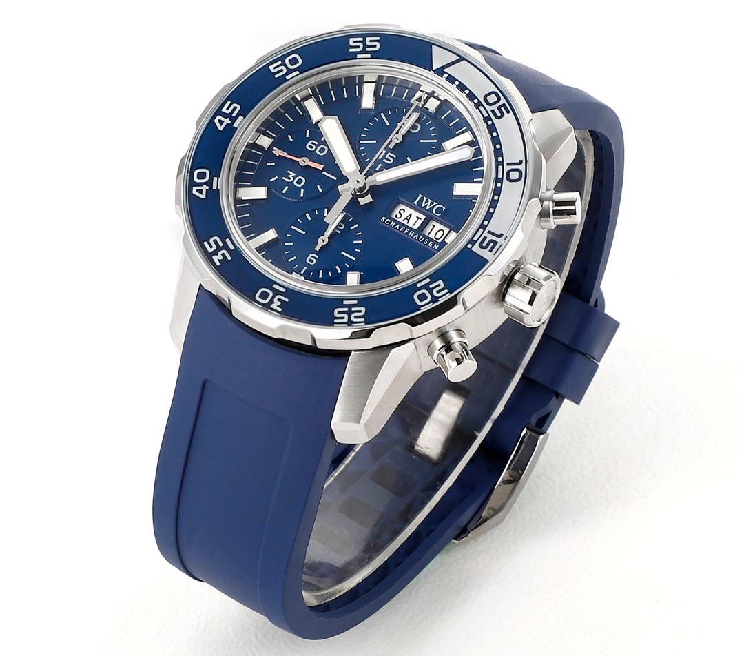 IWC万国海洋计时系列，一款直正潜水与计时融合的腕表。超高的颜值 具备「背景照明」的旋转式潜水外圈。多功能外圈里面是4毫米阔的蓝宝石玻璃圆环，底部有印花及涂上浓缩的Super-LumiNova®夜光涂层。粗犷的时标和刻度，并覆有银光涂层，在昏暗的环境中发出光芒，让时间时时掌握。材质： 316L精钢 直径： 44毫米 机芯：Asia-7750机芯🔥