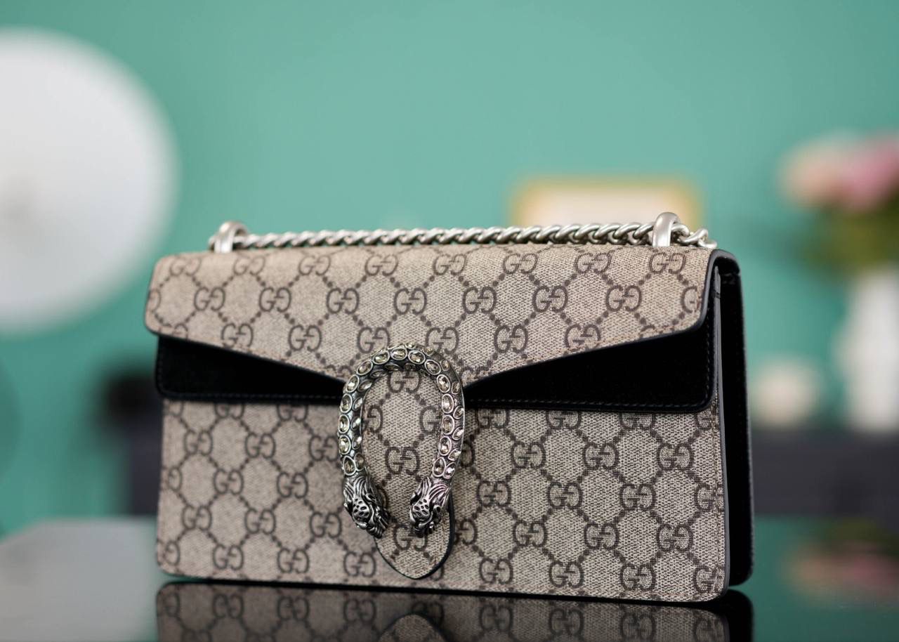 🥯GG。 Dionysus系列经典酒神 钻扣黑色25cm 正品售价¥24.000 新尺寸设计一出来让人拍手叫绝 GG的设计师真的太懂女人了 从前纠结大号太大小号太小的姐妹，这会可以冲了 最新的酒神钻扣新款虎头镶嵌上了施华洛世奇水晶钻，整个包洋气时尚特别气质 而且改良后的包身自重很轻，尺寸大小很完美 官方款号 499623 尺寸：25x13x7cm