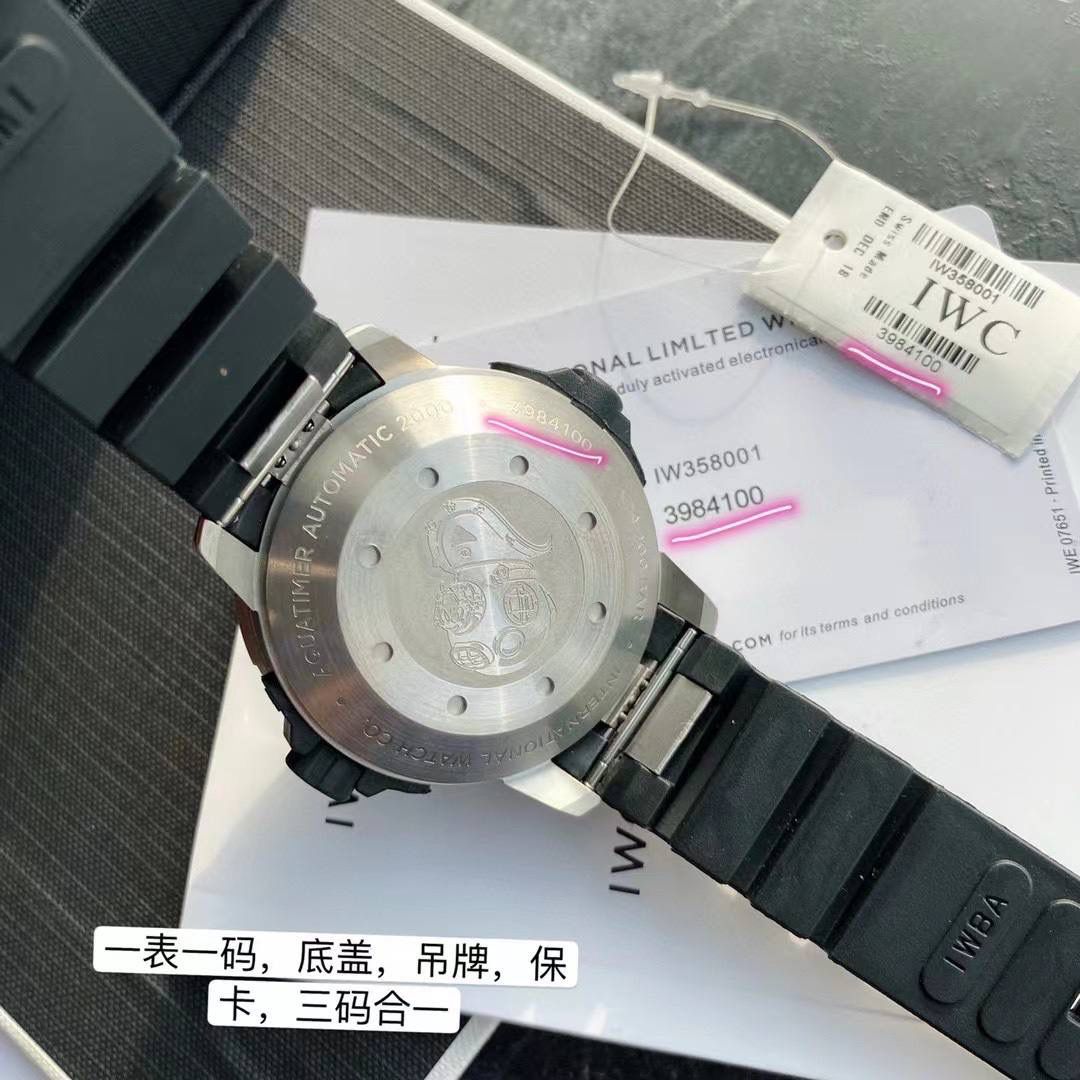 最新款上即将来袭，海洋王者不止水鬼，深海之星万国海洋时计2000自动腕表——只为男人制表！ 专为潜水员及潜水爱好者打造顶级潜水仪器，即使是对于极端的水下作业也不在话下，表壳直径46mm，以钛金属打造。腕表采用一枚造型精美的穹形蓝宝石水晶玻璃表镜，富有机械感的齿轮形表冠，黑色橡胶表带！机芯采用亚洲超级稳定的Aisa2824全自动机芯，3点简洁的日历窗口，表底深海潜水员的经典潜水头盔，一款适合生活悠闲及夏天潜水游泳的最佳选择🔥