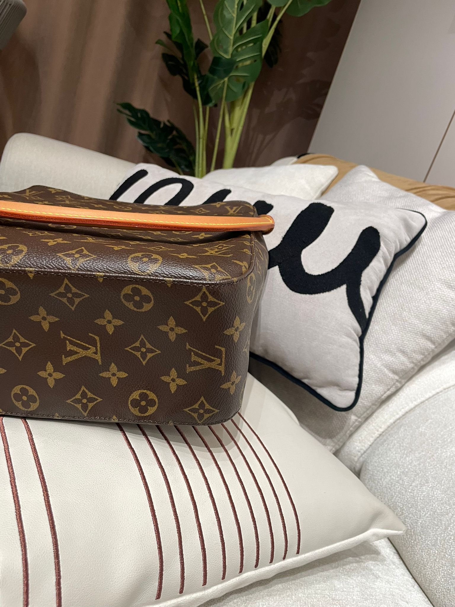 Lv Looping GM Shoulder Bag M51145 100%Authentic,95%new✅Dust bag  