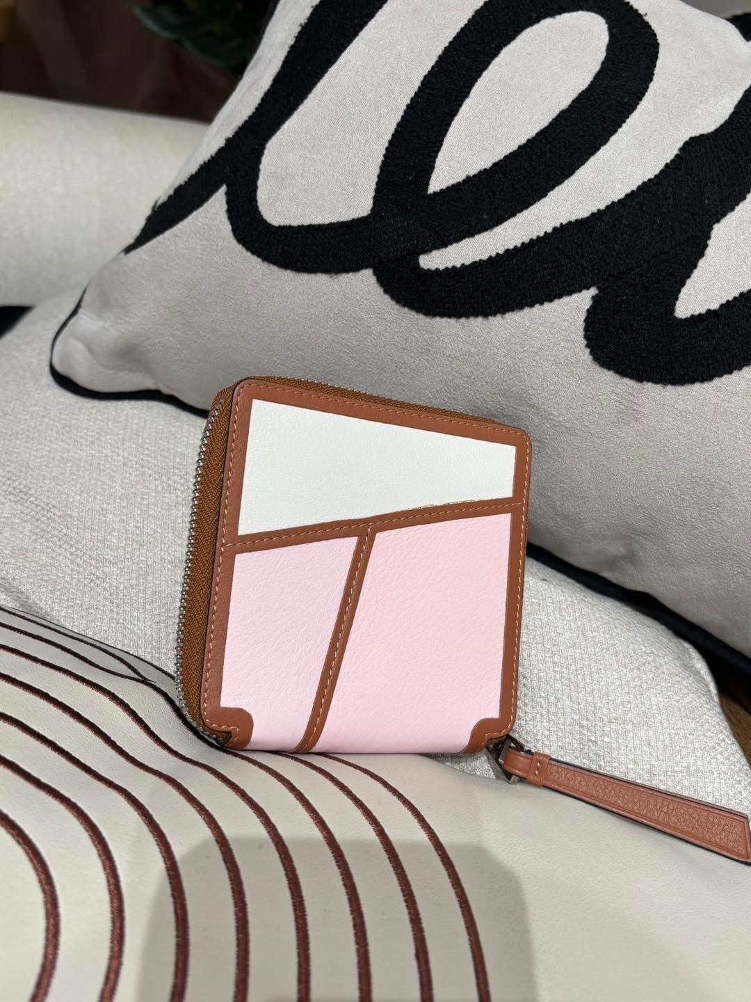 Loewe puzzle square wallet calfskin 100%Authentic ,98%new ✨✨專門店售價 $ 4 8 0 0  📣✨ 