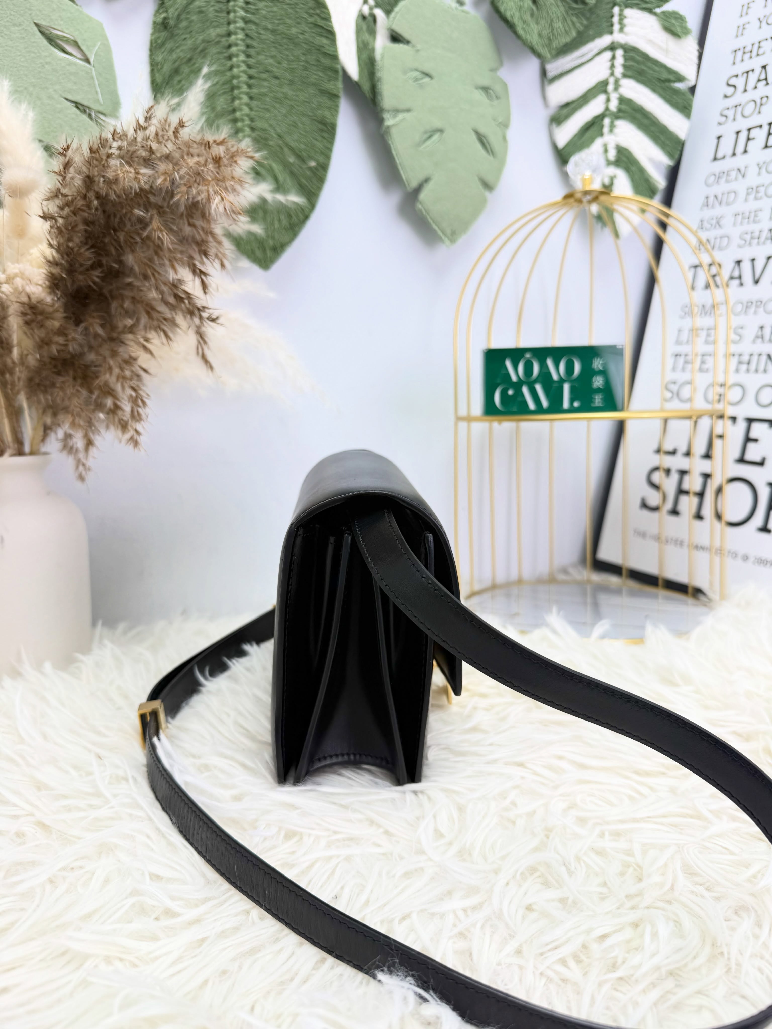 Celine👜 PRE OWNED 🛍️黑金box mini🖤💛  💰優惠價 $6980 98%new  #收袋王  喜歡的話快點pm/whatsapp 我們💓 銷售熱線51111 321（whatsapp)  我們服務包括有：手袋飾物回收、手袋置換(一換一、一換多也可以） 、專業手袋鑑證、專業手袋護理  購買方法 🏢親臨門市 荃灣南豐中心15樓1521室（荃灣地鐵站a出口1分鐘到）敬請預約 ❤️只賣正品正貨，任驗💓🫰🏻 ❤️‍🔥本店為香港註冊公司絕對真貨，信心保證👍🏻 🫰🏻本店設有鑑證服務，有駐場鑑證師  ✨歡迎追蹤我哋各個平台緊貼最新優惠x貨品🔥😍 👇🏻👇🏻👇🏻👇🏻👇🏻👇🏻👇🏻👇🏻  ⭐️Instagram: aoaocave  🌈Facebook: aoaocave收袋王  🔥Carousell: acluxuryhk  👆🏻👆🏻👆🏻👆🏻👆🏻👆🏻👆🏻👆🏻  ___________________________  Disclaimer🫰🏻All trademarks and copyrights are reserved to the original brand holders. @AOAOCAVE sells only authentic goods and is not affiliated with any of the brands mentioned.  @AOAOCAVE 跟任何品牌無關，而且沒有持有任何品牌資版權，亦沒有與任何品牌合作。所有商標及版權歸屬於品牌坊所有，帖子只作分享用途。  #aoaocave #手袋回收 #名牌買賣