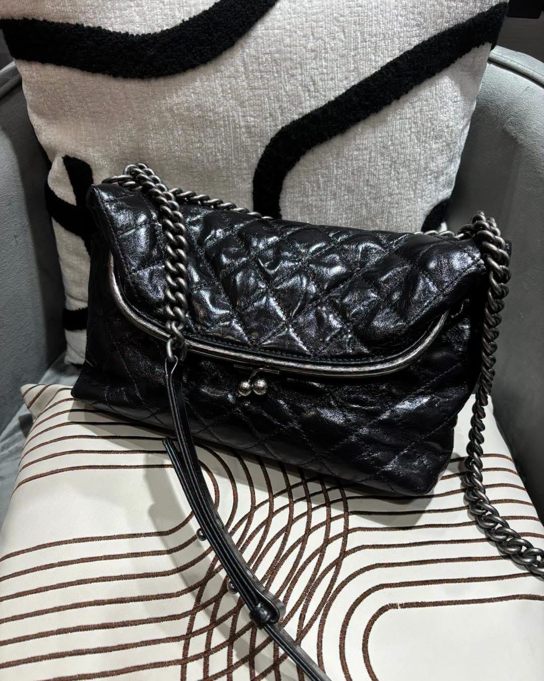 Chanel kisslock Flap chain shoulder bag  Calfskin, 100%Authentic, 98%new ☑️card☑️dust bag  