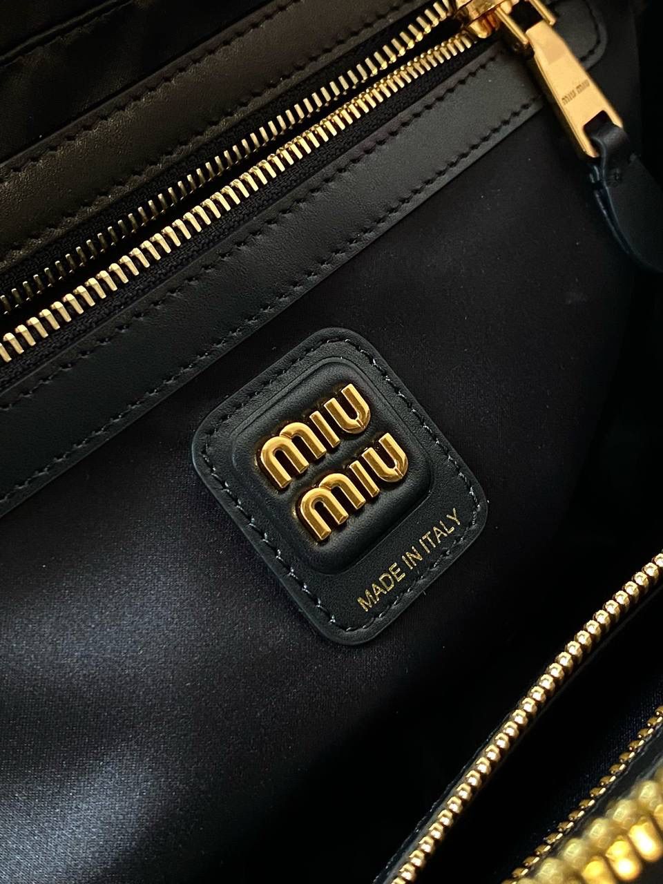 🈶黑色 | 小号 𝗠𝗶𝘂𝗠𝗶𝘂公文包，大爆款 谁懂啊！小号也太好背了 今年九月份新推出的新尺寸❗️小个子的大福音哇！ 大号hold不住的姐妹，这个号就非常合适了！ 手拎肩背都刚刚好，小巧又不压个子 小号：18×30×9cm #F0020m 大号：23x34x10cm