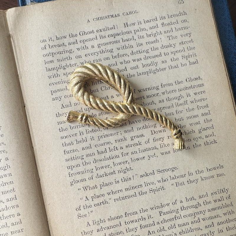 Vintage C.a. 1960-70s Designer Quality Vintage Designer Quality Champagne Gold Textured Tassel Rope Brooch (MT2298-6)