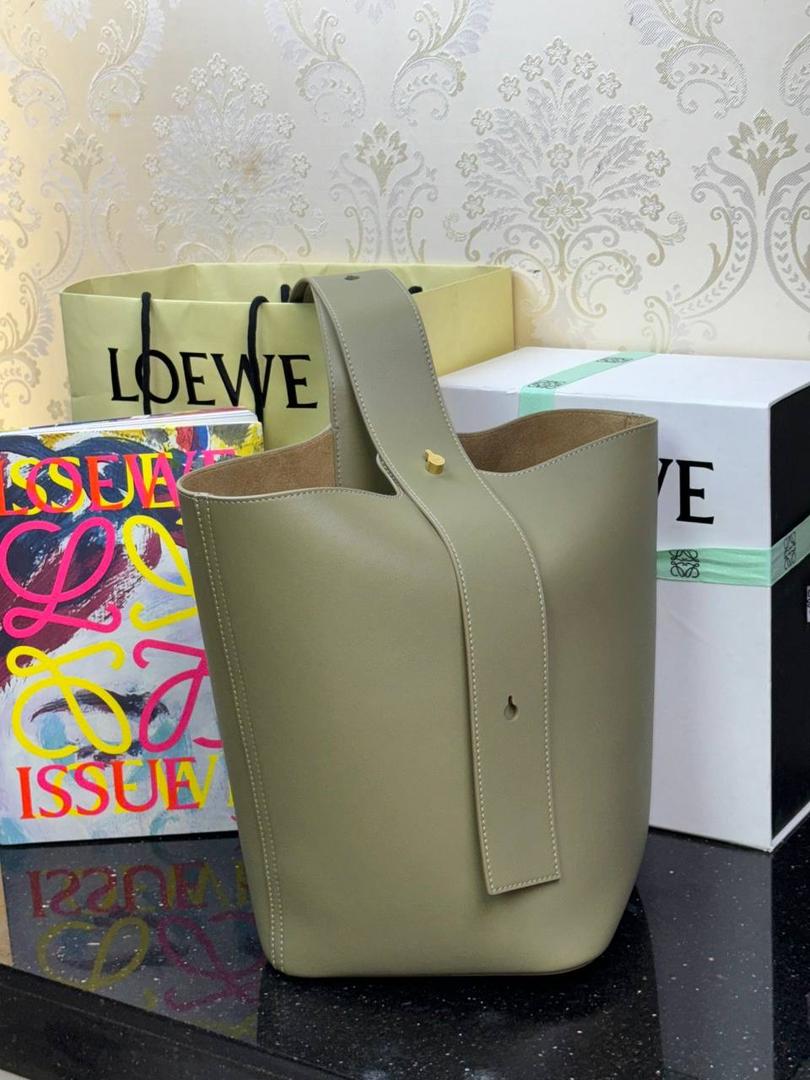 24𝙨𝙨 𝙋𝙚𝙗𝙗𝙡𝙚 𝘽𝙪𝙘𝙠𝙚𝙩 「中号/桉树绿」 独家新款首发‼️‼️ 尺寸：𝟐𝟒.𝟓-𝟐𝟑.𝟓-𝟐𝟖cm 编码：062341 将最纯粹的简约线条与瞩目设计风格巧妙融合，造就别具一格的创新手袋。 标志性的Anagram雕刻五金兼具装饰和实用功能，🉑调节肩带长度适合多种背法，独特的扭曲结构与微妙的细节相得益彰。