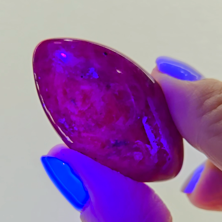 Ruby oval cabochon with strong UV - RBY48
