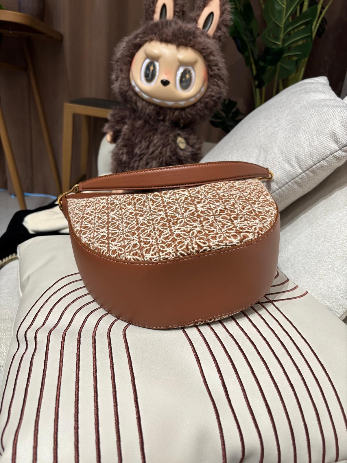 LOEWE LUNA hobo Bag 100%Authentic,98%new✅dust bag 