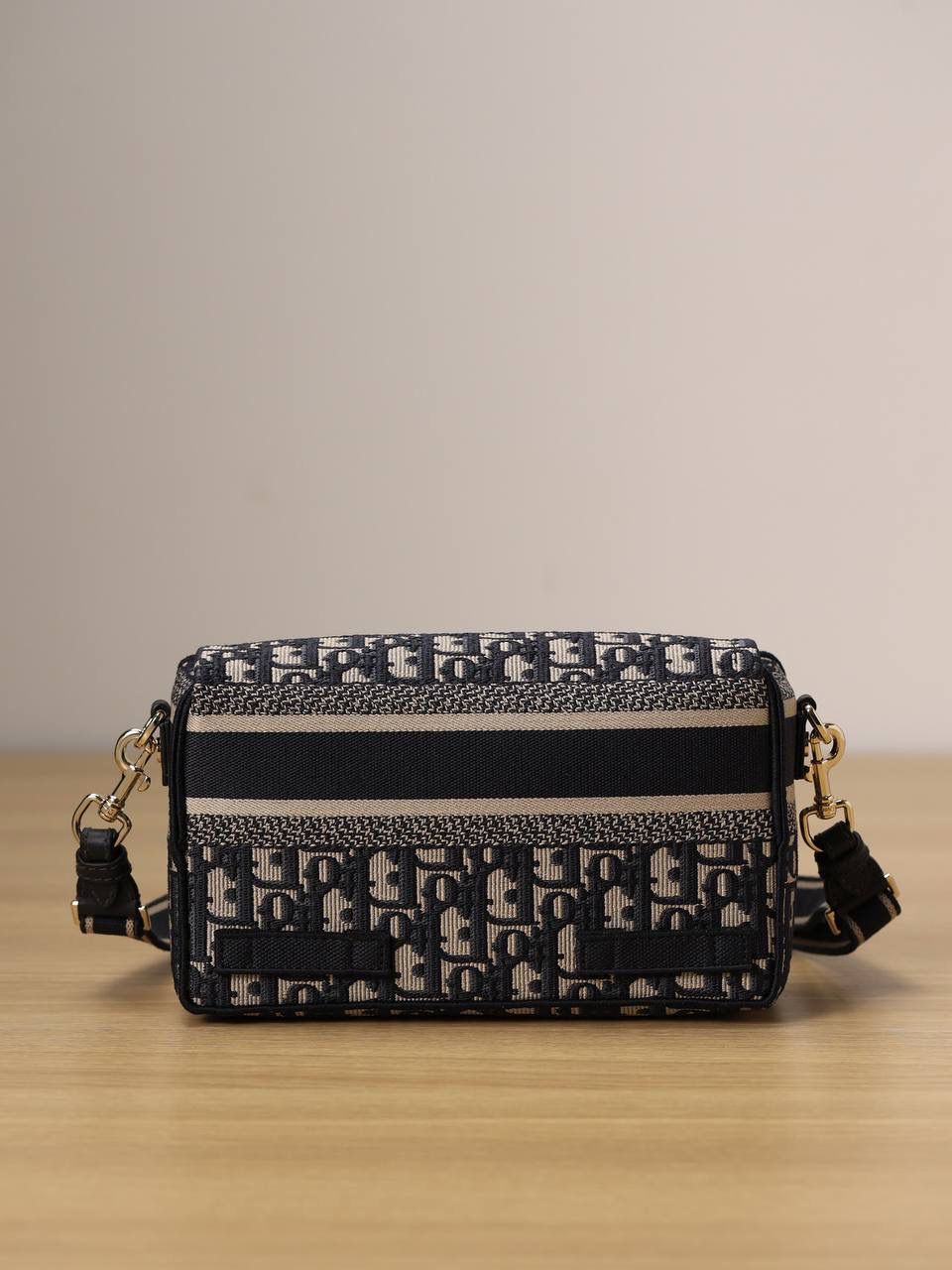 小号 DIORCAMP 手袋👜✨ 蓝色刺绣 Oblique 印花 这款小号手袋通体饰以蓝色刺绣 Oblique 印花，搭配“CHRISTIAN DIOR”标志翻盖和运动风格“CD”搭扣提升格调。 正面饰以“CHRISTIAN DIOR”标志 “CD”搭扣 可拆卸、可调节的肩带 内含防尘袋 尺寸：23 x 15 x 8 厘米