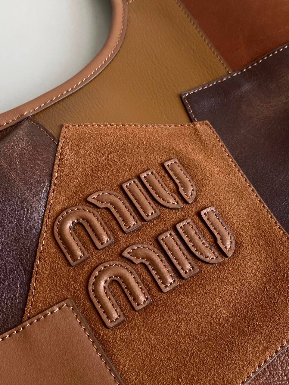 🈶拼接色 𝗠𝗶𝘂𝗠𝗶𝘂托特，大爆款 这只大火啊！超有腔调的一款 简约精致的设计真的好耐看 不同色系拼接有点流浪感又透着高级 色彩搭配温暖而富有层次 把美拉德复古风拿捏的很到位 整体造型非常慵懒惬意，保证了舒适性和实用性的同时还兼顾了美观性 时尚，非它莫属了！ 35×40cm #F0110m