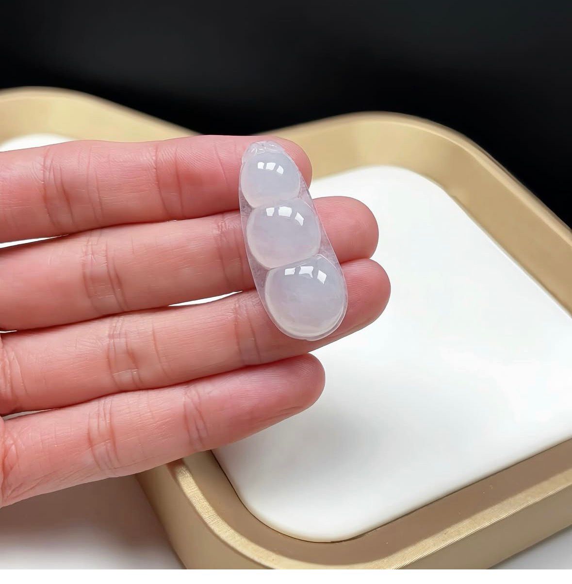 白冰翡翠福豆吊墜