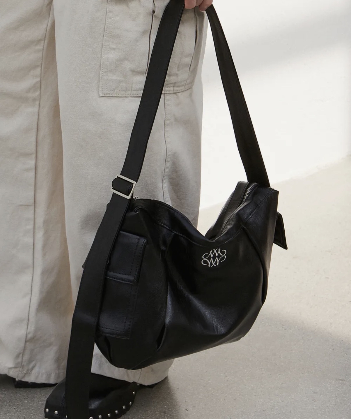 NICK NICOLE LINE HOBO BAG_BLACK
