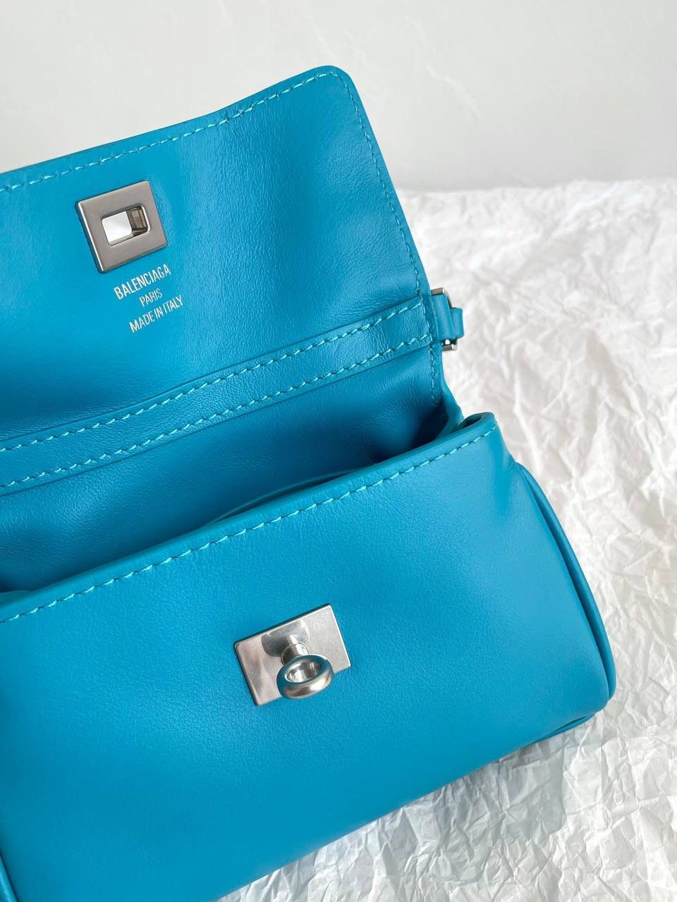 爆款🔥仅剩少量❗️ ba1enciaga rodeo nano 蓝色🩵 巨巨巨可爱的小rodeo 有没有拒绝不了包包变成小废包大小的姐妹！ 真的超级无敌cute，尖叫中～～ 但是，我想说的是，人家可不说小废包 它是可以装下iPhone pro的超实用mini bag📱 (plus不行哈🙅🏻‍♂️) 手提着出街就像拎着个小挂件 还有链条肩带可以肩背⛓ 家里有小千金的话 mini包还能和宝贝女儿共享🩷🩷 画面不要太治愈☺️☺️ 必须zp开发的啦，所有细节正确且对版哈！ 16×9.9×4.5cm819429m